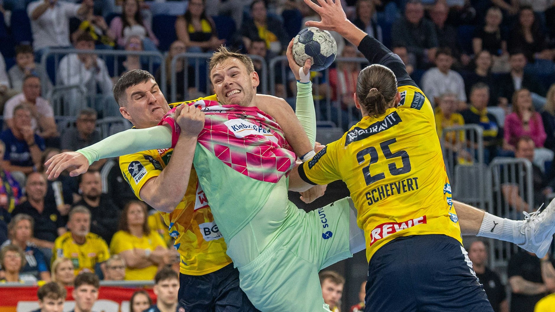 Füchse-Star Mathias Gidsel wird von zwei Mannheimern bedrängt, trotzdem traf er zehnmal gegen die Rhein-Neckar Löwen.