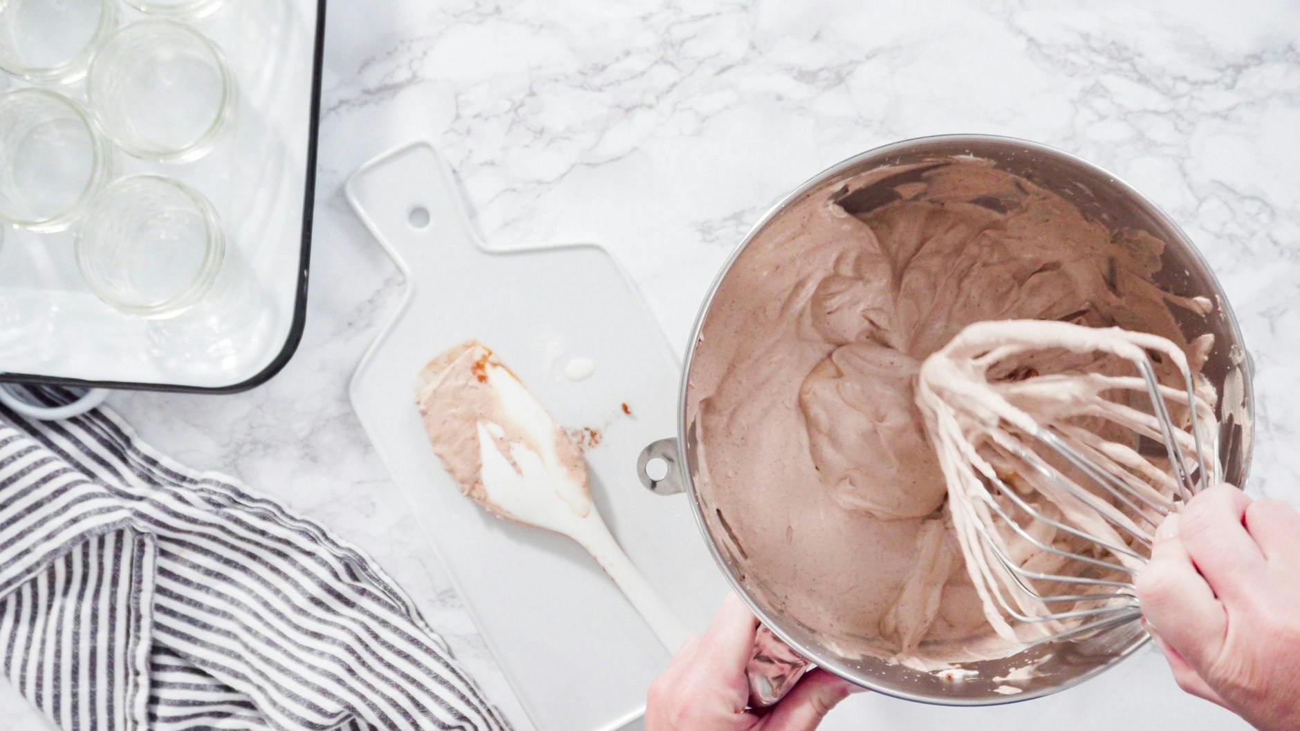 Eine Ei-Zucker-Milchmasse wird mit Schlagsahne, Kakao und Schokoladenstückchen vermengt.