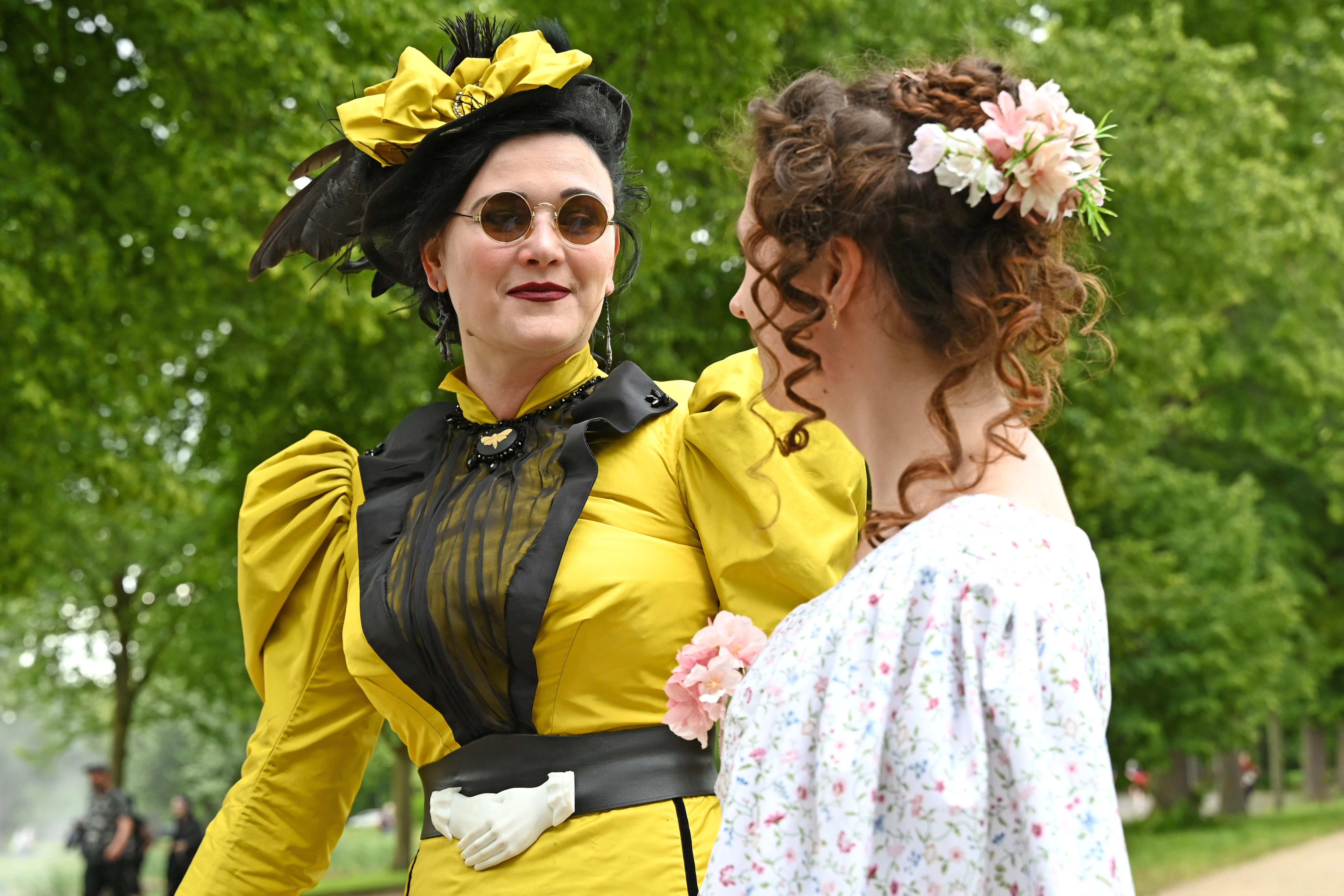 Geht auch in gelb: Iris und Hanna stehen in historisch inspirierten Kleidern beim traditionellen Viktorianischen Picknick.