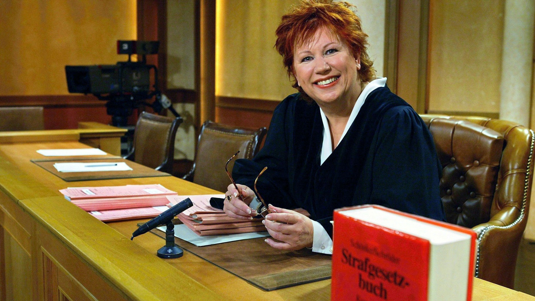 So kennen die Zuschauer Barbara Salesch – im Studio auf ihrem Richterstuhl (Archivbild 2004).