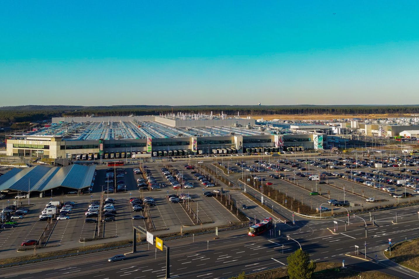 Die Tesla Gigafactory Berlin-Brandenburg (Luftaufnahme mit einer Drohne).