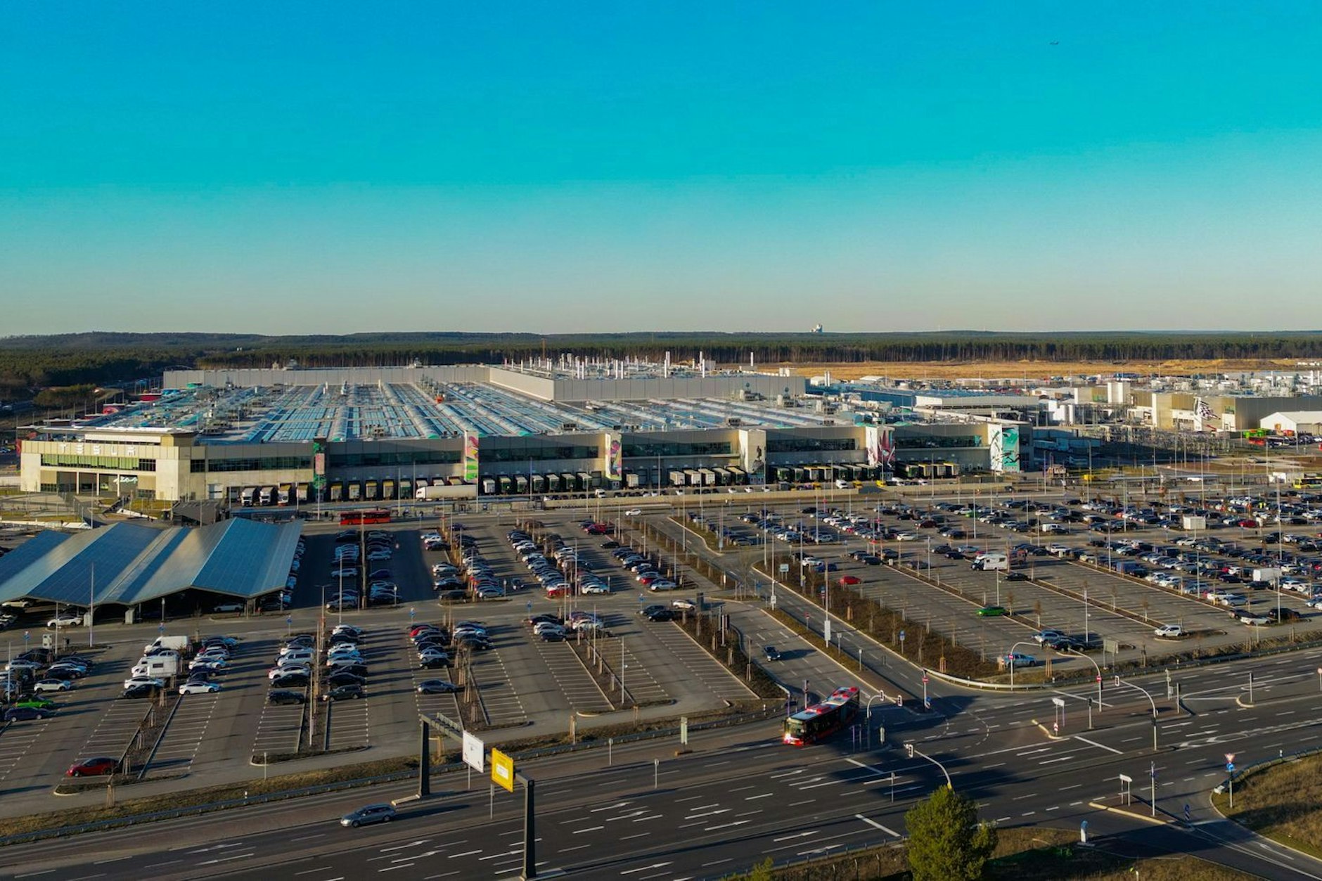 Die Tesla Gigafactory Berlin-Brandenburg (Luftaufnahme mit einer Drohne).