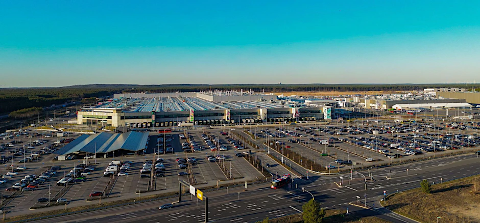 Die Tesla Gigafactory Berlin-Brandenburg (Luftaufnahme mit einer Drohne).