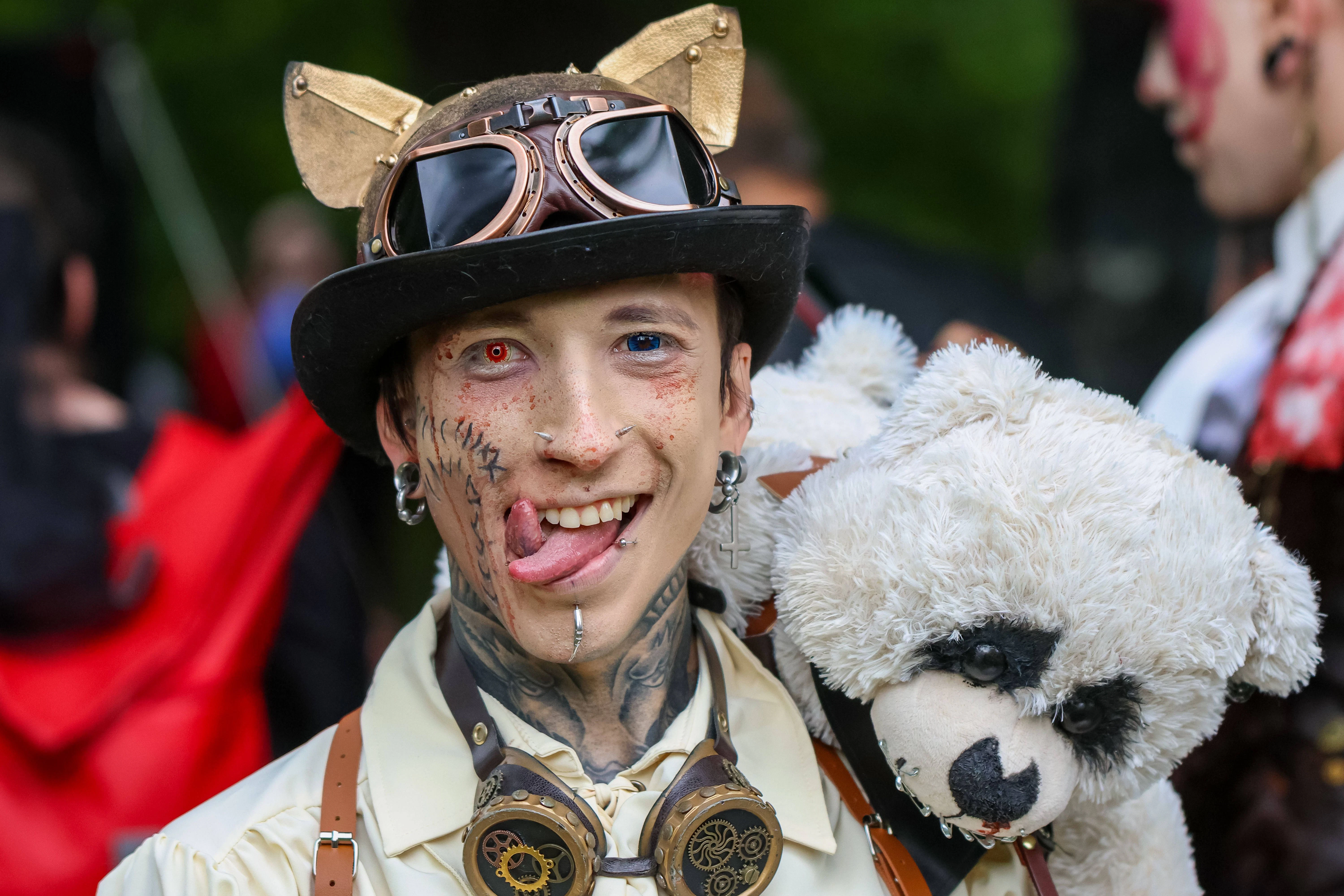 Hunderte Besucher beim Viktorianisches Picknick zum Wave Gotik Treffen Inmitten grüner Wiesen und unter alten Baumkronen verwandelte sich der Clara-Zetkin-Park erneut in eine Szenerie wie aus einer anderen Zeit.