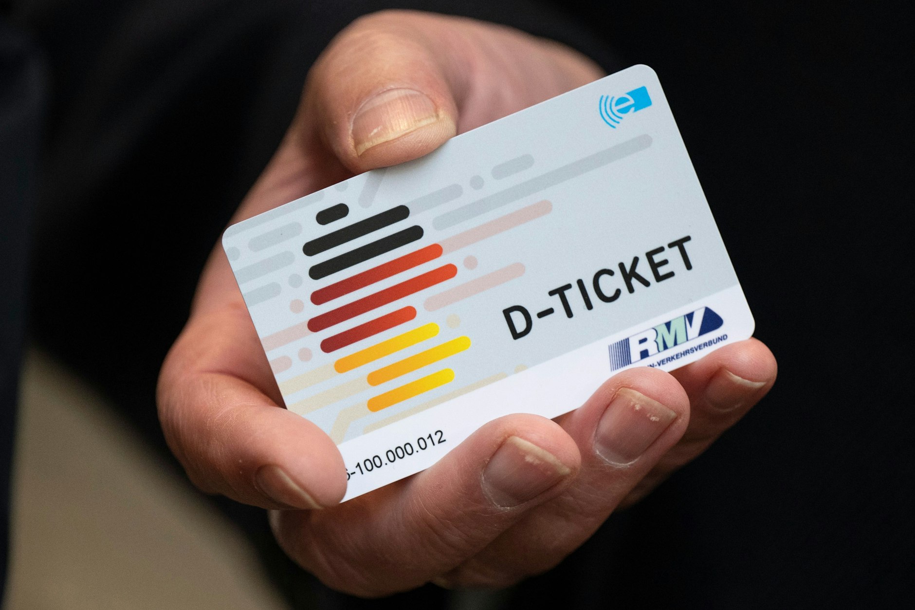 Deutschlandticket – beliebt bei Reisenden. Aber zu teuer, findet so mancher Politiker.