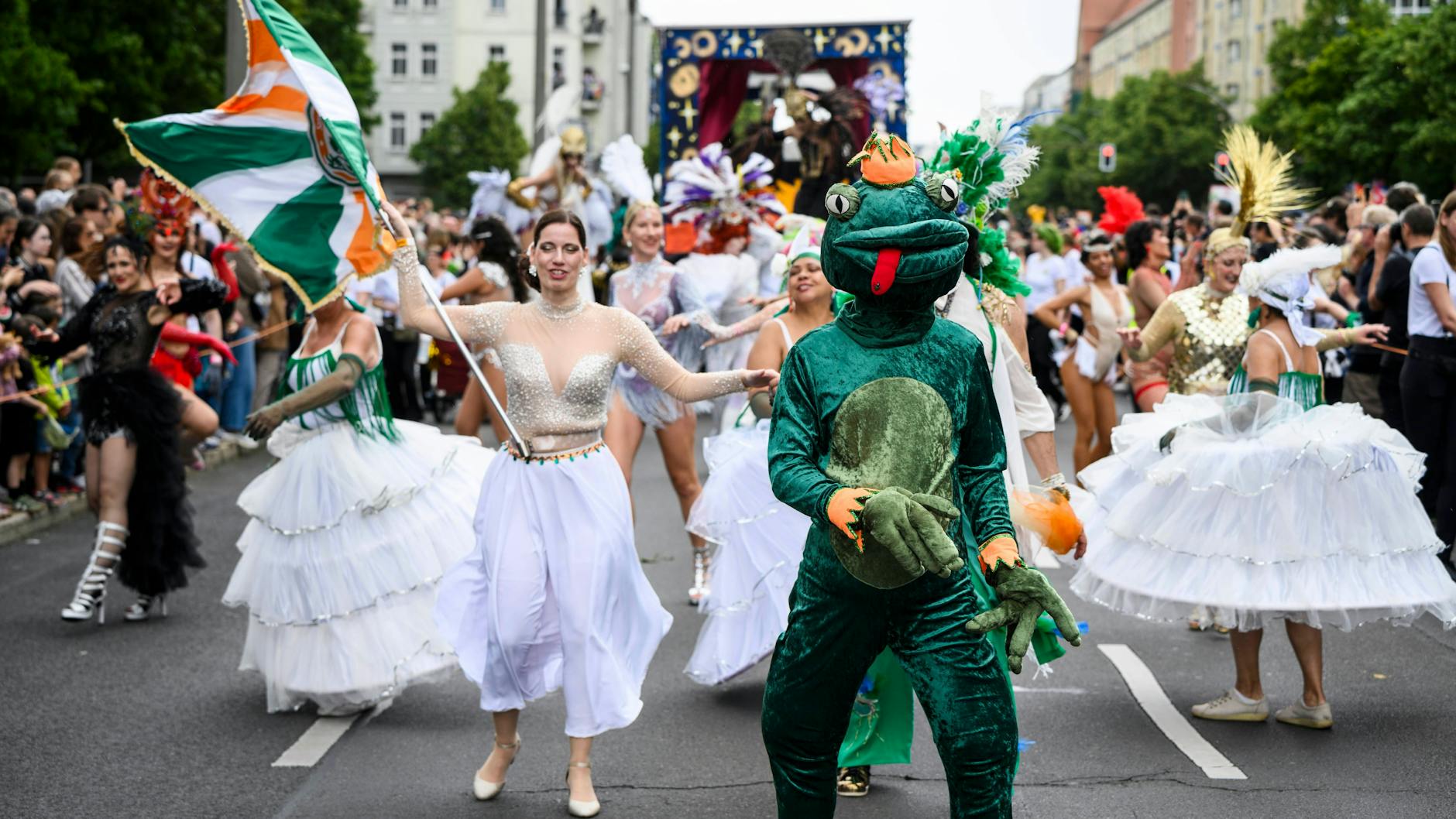 Umzug des Karnevals der Kulturen. Da sich auf der traditionellen Strecke in Kreuzberg eine Großbaustelle befindet, verläuft der Umzug zum ersten Mal durch Friedrichshain. Die Strecke führt entlang der Frankfurter Allee und der Karl-Marx-Allee.
