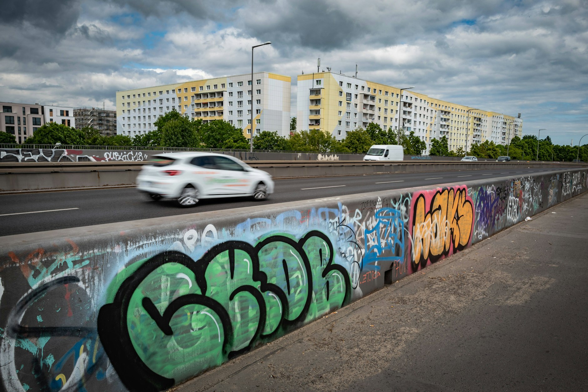 Die Prenzlauer Promenade zählt zu den lautesten Hauptstraßen Berlins und führt in Pankow direkt auf die Autobahn.