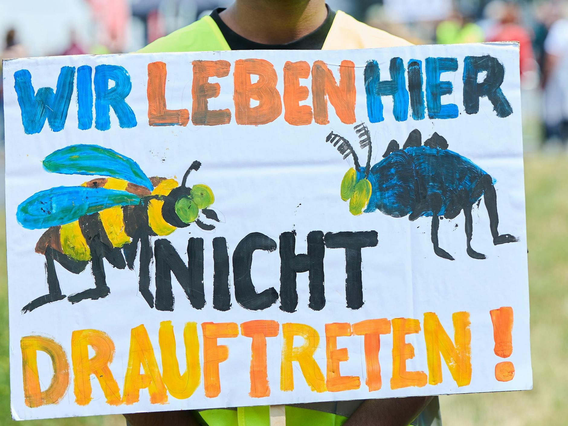 "Wir leben hier - nicht drauftreten!" - Umweltschutz in der Frankfurter Allee vor dem Straßenumzug zum 27. Karneval der Kulturen.