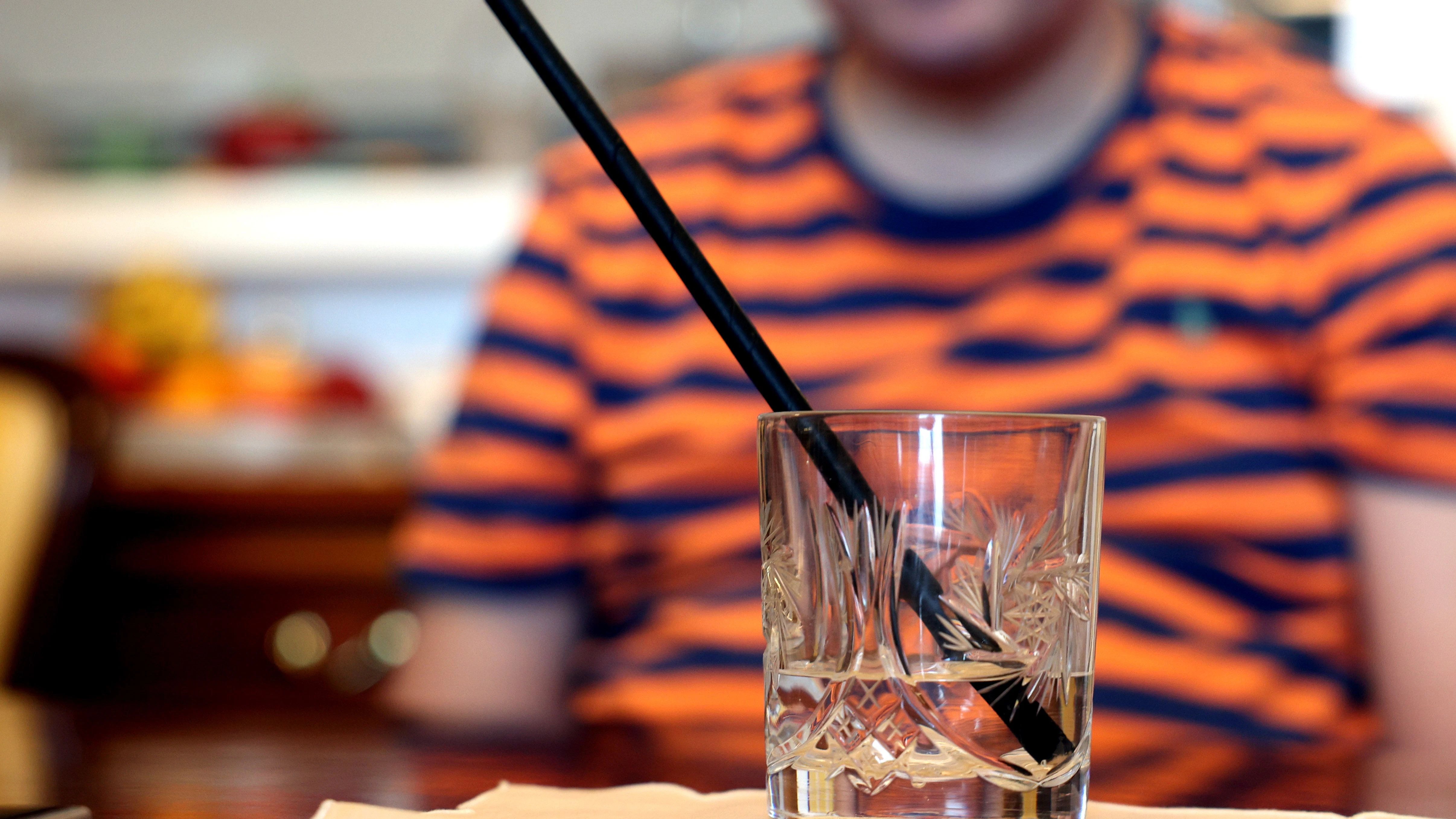 Der Berliner John (43) ist nach einem Impfschaden in seinem Leben sehr stark beeinträchtigt. Er kann wegen Muskelzitterns nur noch mit einem Halm trinken, das Getränk stellt ihm seine Mutter hin.