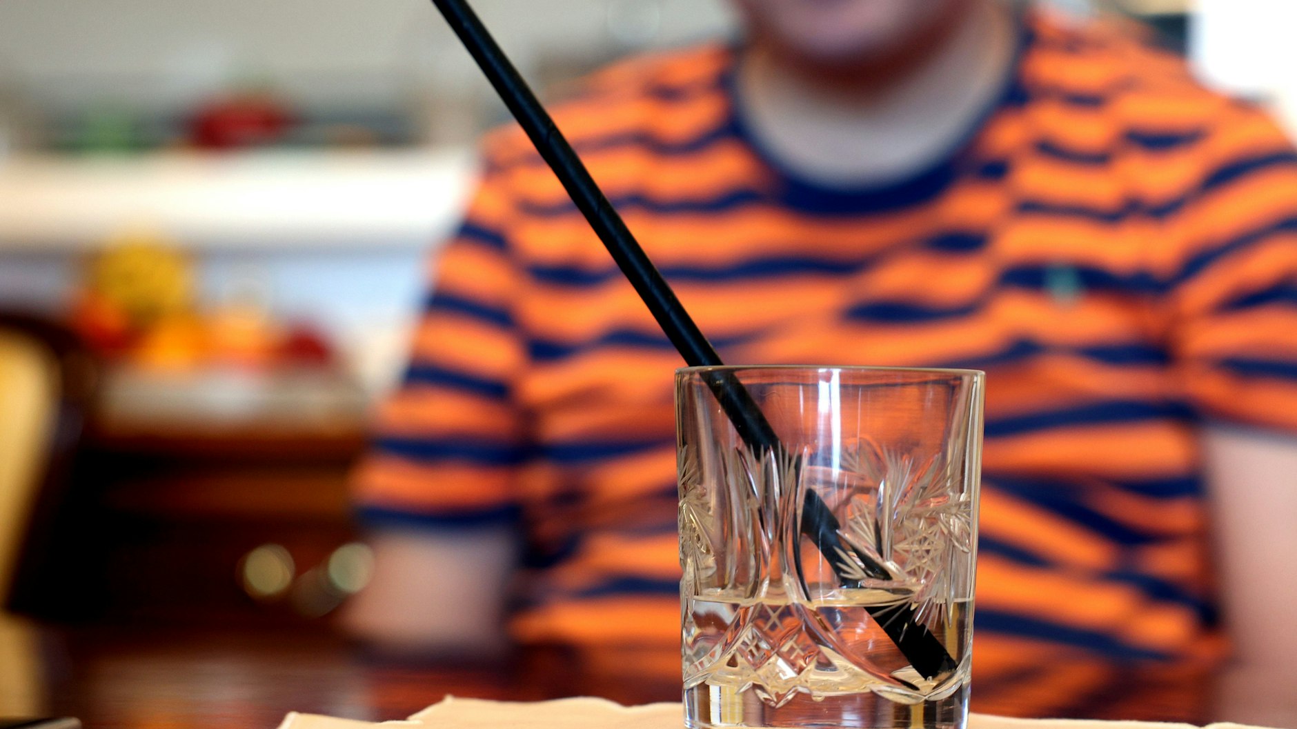 Der Berliner John (43) ist nach einem Impfschaden in seinem Leben sehr stark beeinträchtigt. Er kann wegen Muskelzitterns nur noch mit einem Halm trinken, das Getränk stellt ihm seine Mutter hin.