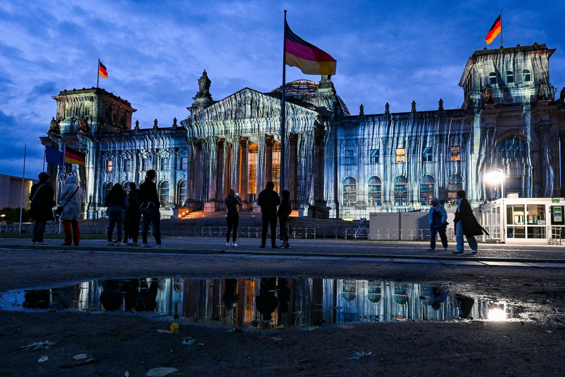 Bei der Generalprobe für die Projektion anlässlich des 30. Jahrestags der Reichstag-Verhüllung wird das Gebäude am Sonntag bereits einmal angestrahlt.