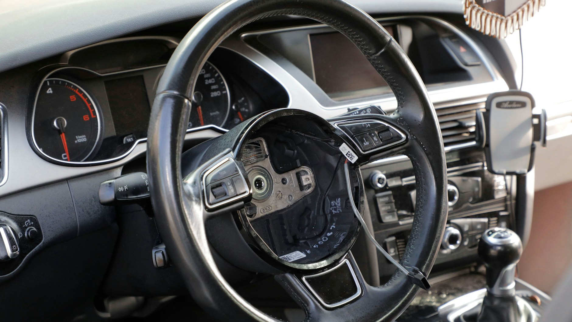 Diebe nehmen aus Autos sogar fest verbaute Teile mit.