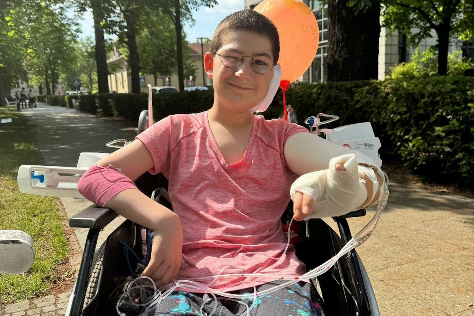 Nach der Messerattacke an einer Berliner Grundschule sitzt Maximilian im Rollstuhl. Medizinische Schläuche und ein verbundener Arm zeugen von der Tat.