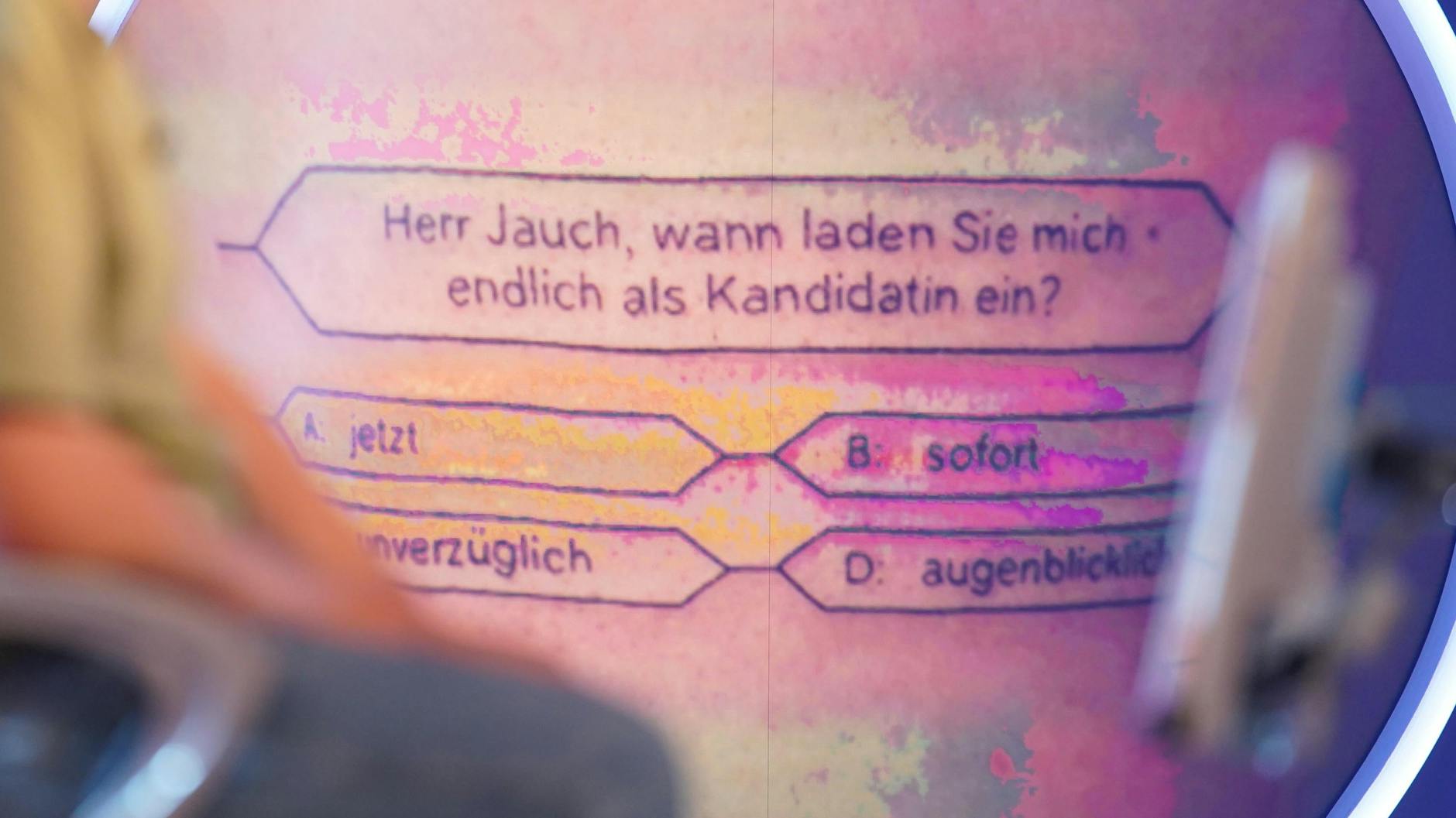 Das Tattoo ist im Stil der Fragen von „Wer wird Millionär“ gehalten - und fordert Günther Jauch auf, Kerstin Führer endlich als Kandidatin einzuladen.