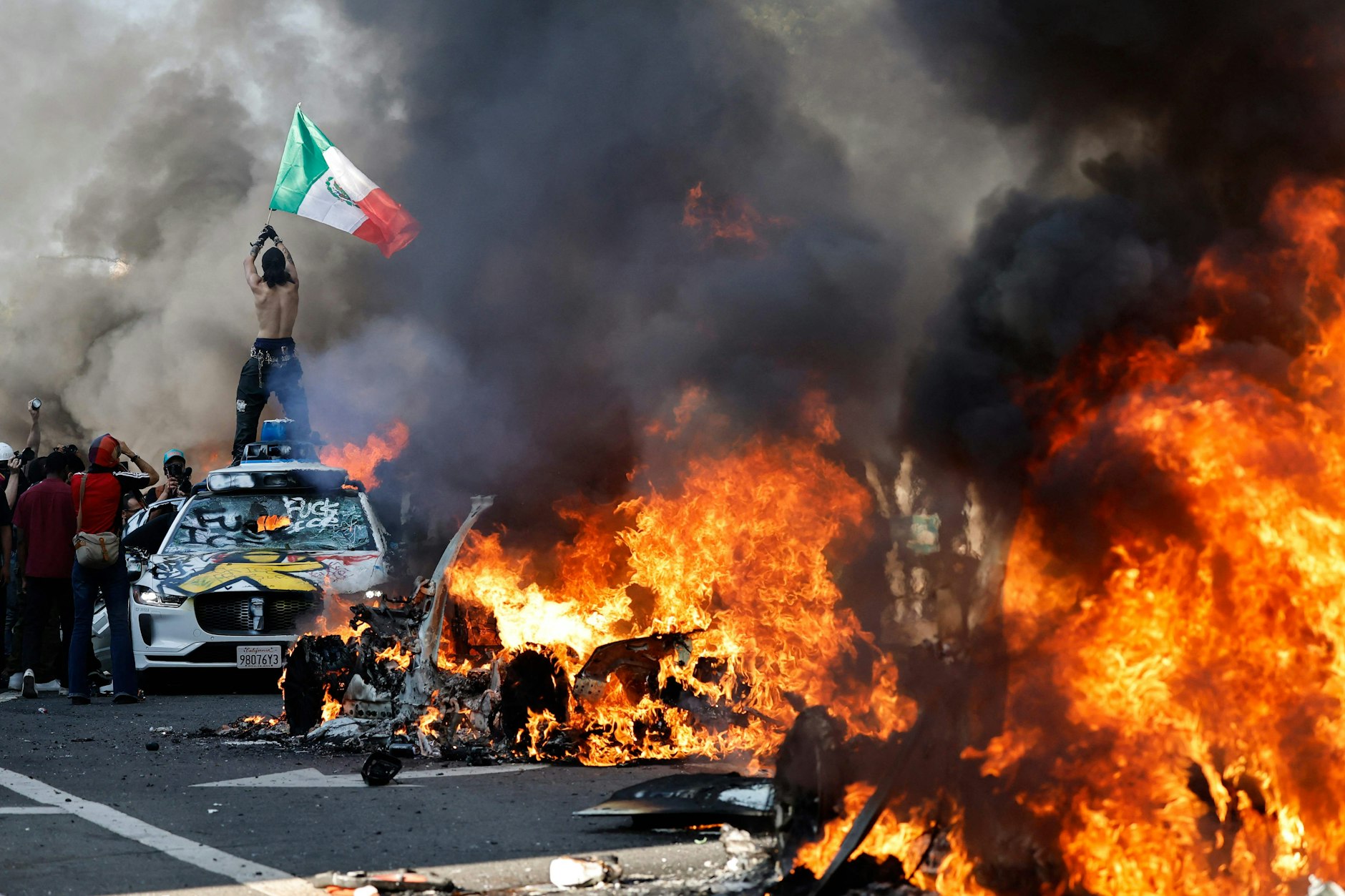 Die Migrationspolitik der US-Regierung und Razzien haben heftige Proteste in Los Angeles ausgelöst.