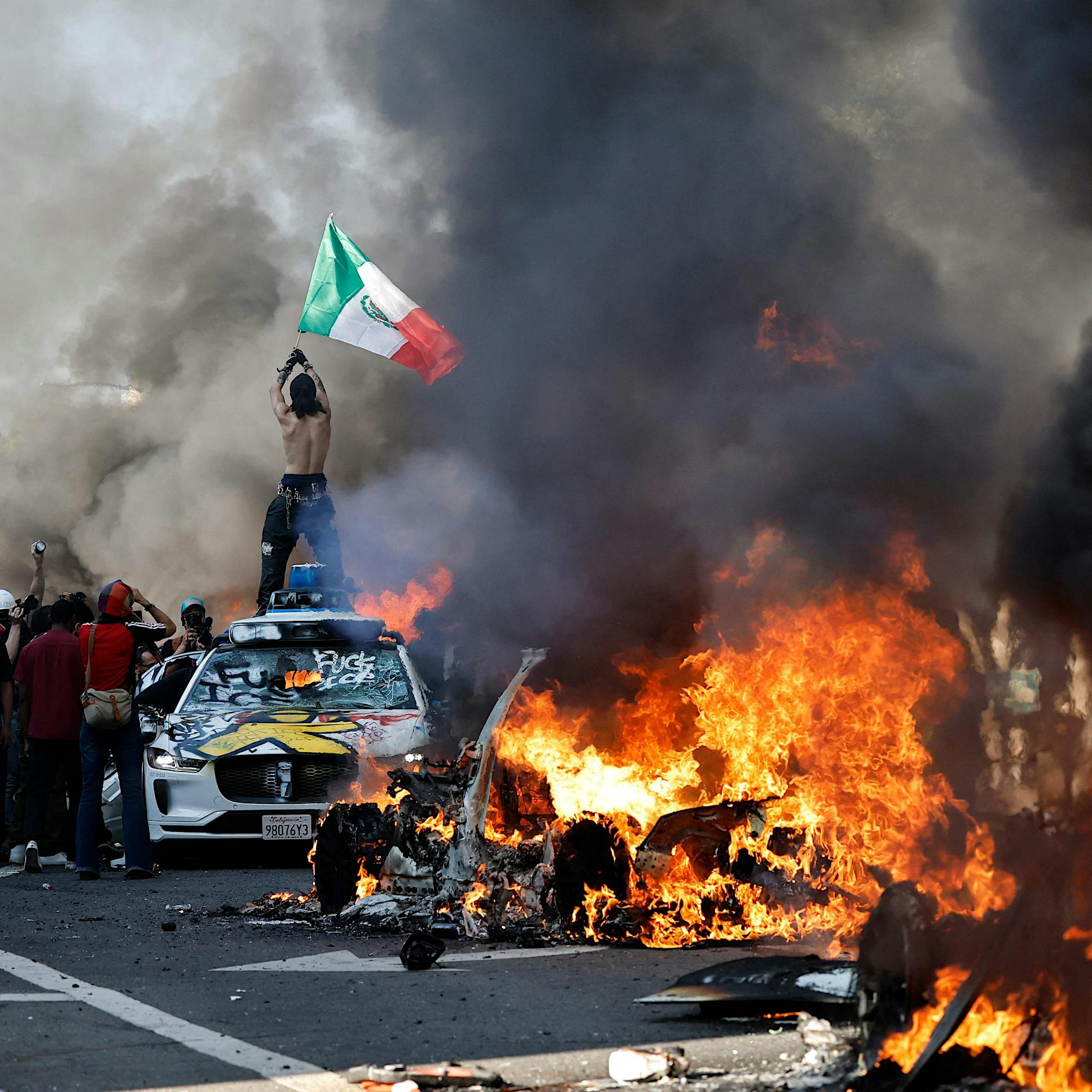 Trumps Einreiseverbot tritt in Kraft - Lage in Los Angeles eskaliert weiter