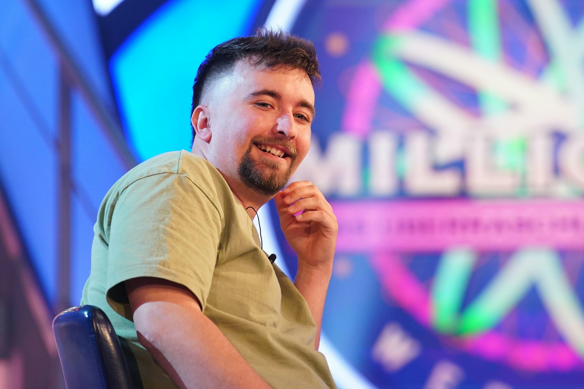 Was ist rechts rot und links blau? René Langen ist noch zu jung für Hörgeräte, Stützstrümpfe und künstliches Hüftgelenk. Doch bei „Wer wird Millionär“ gibt es kein Erbarmen!