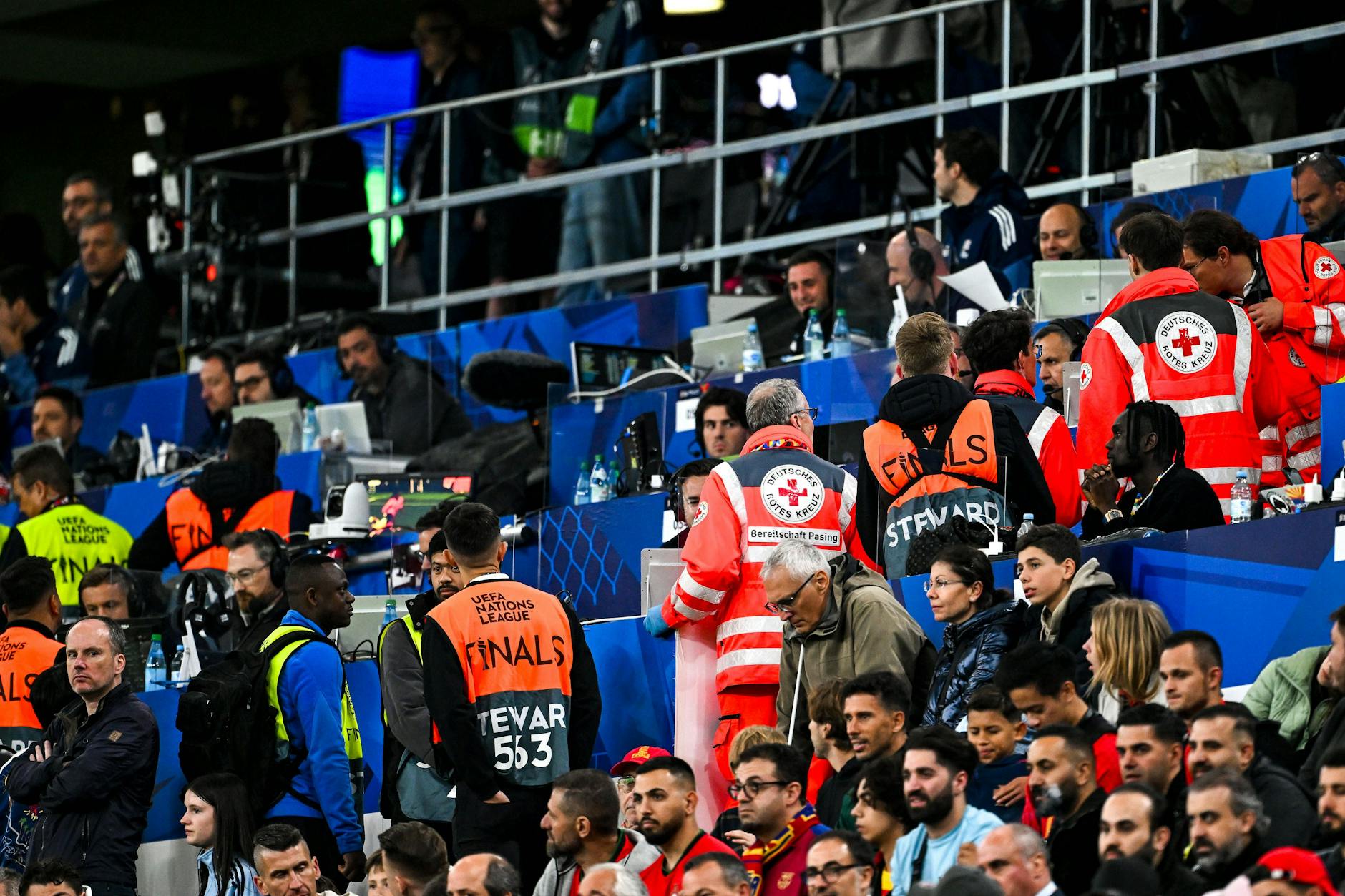 Notärzte und Rettungshelfer kümmern sich an der Unfallstelle um den schwerverletzten Fan.