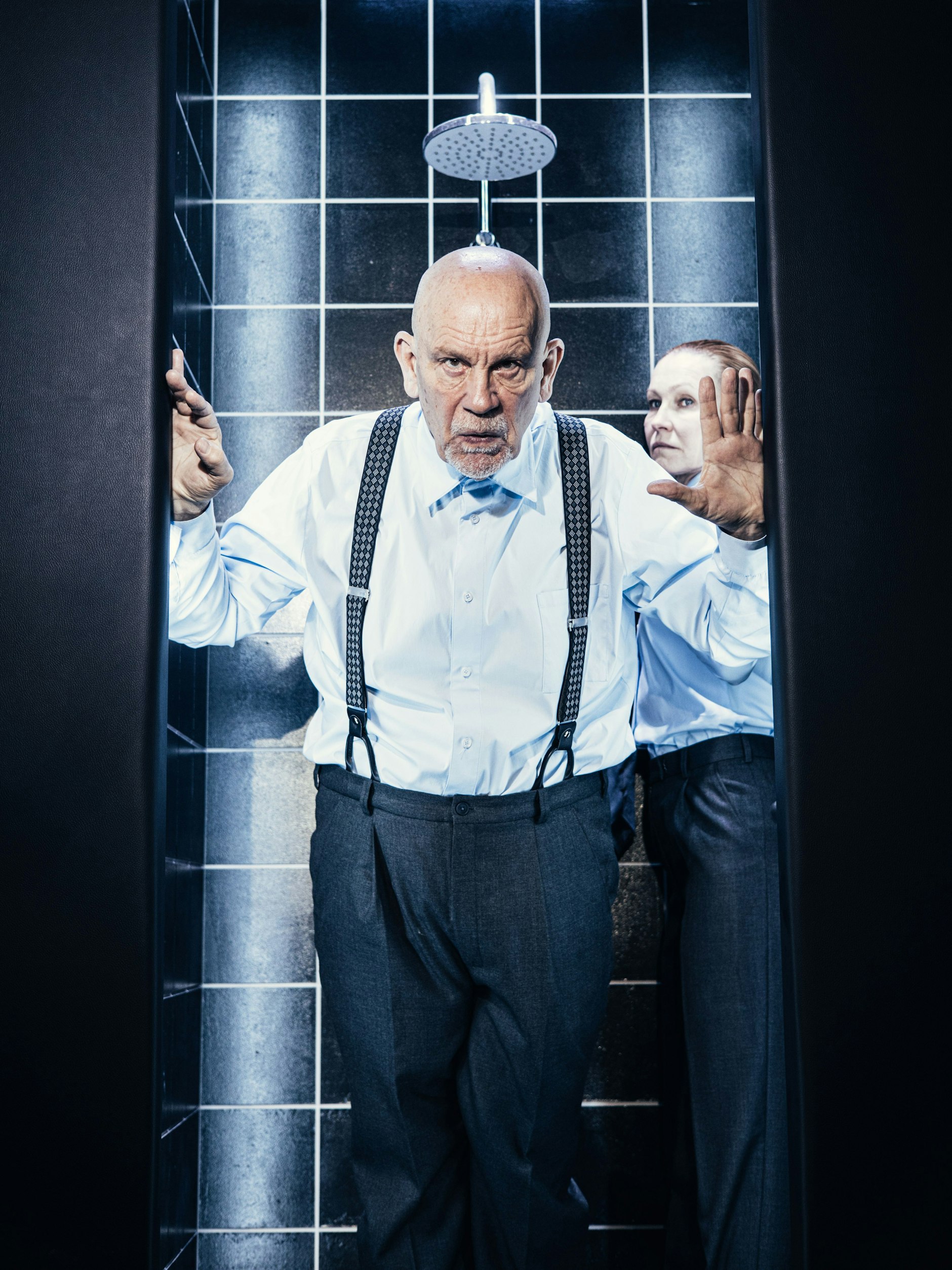 John Malkovich und Ingeborga Dapkūnaitė im Stück „In der Einsamkeit der Baumwollfelder“ von Bernard-Marie Koltès. 