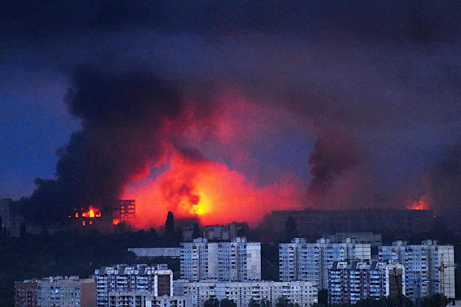 Charkiw: Feuer und Rauch steigen von der Stelle auf, an der eine russische Rakete ein Wohngebiet in Charkiw traf. (Archivbild vom 7. Juni 2025)