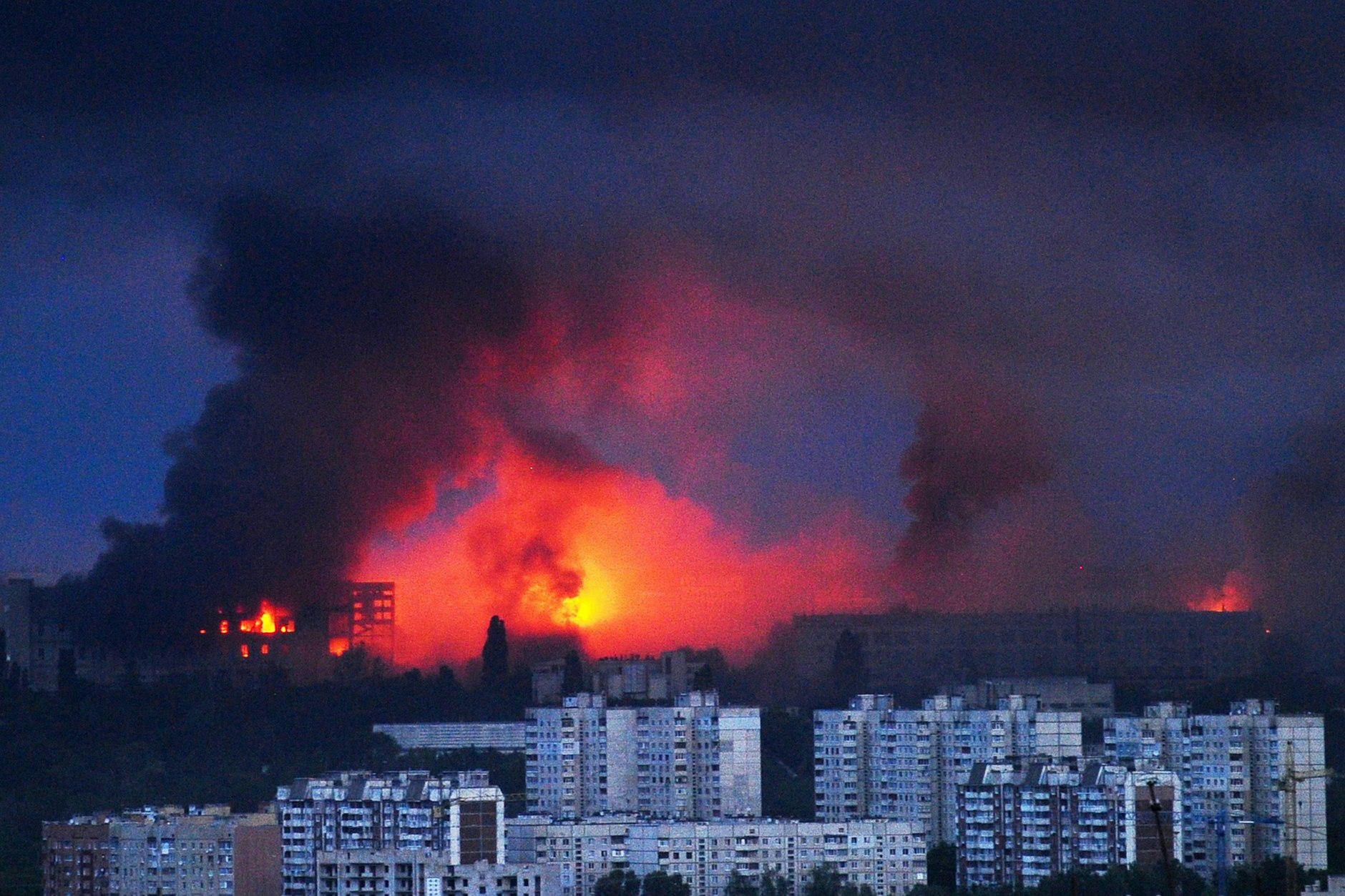 Charkiw: Feuer und Rauch steigen von der Stelle auf, an der eine russische Rakete ein Wohngebiet in Charkiw traf. (Archivbild vom 7. Juni 2025)