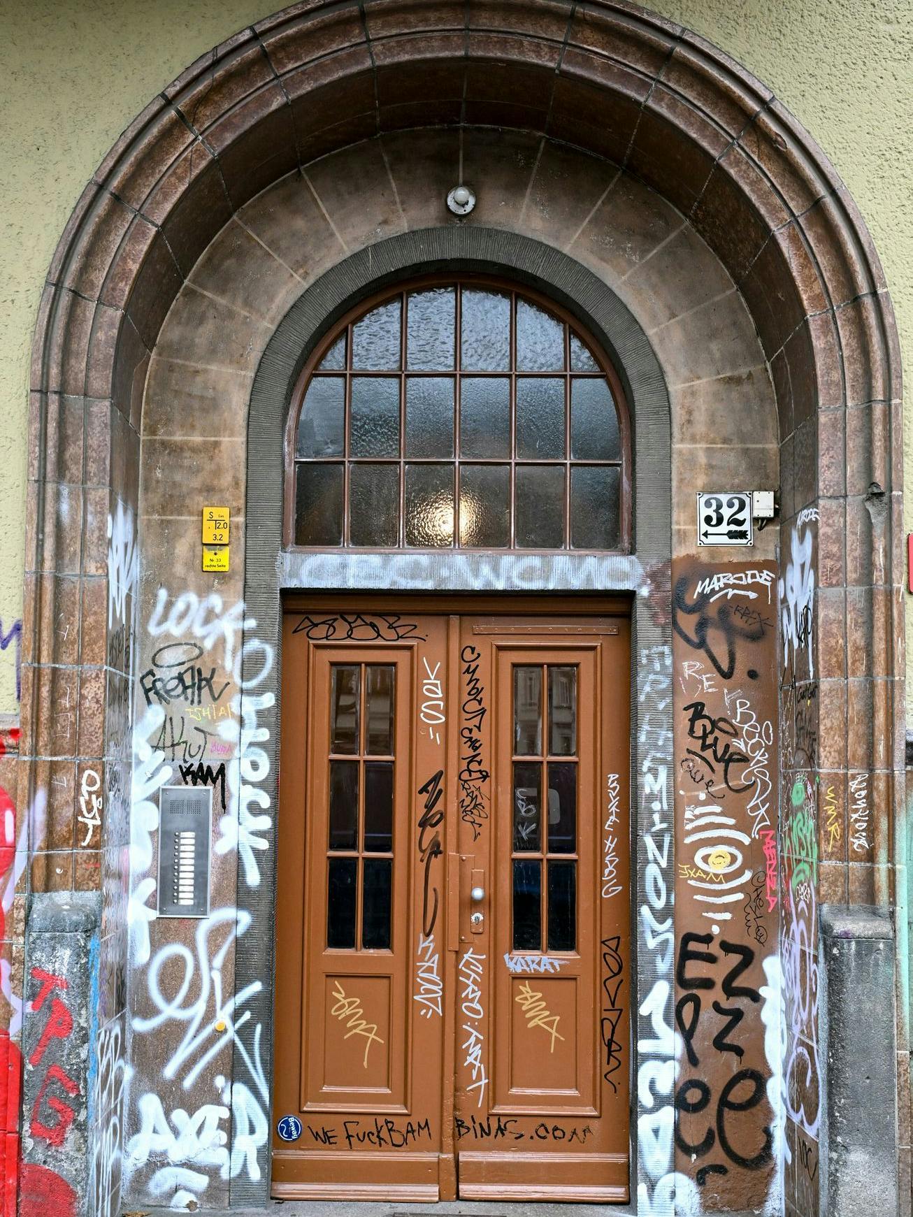 Der Eingang zum Haus Skalitzer Straße 32 in Kreuzberg. Anfang der 1940er Jahre wohnte Margot Friedländer (da hieß sie noch Margot Bendheim) hier mit ihrer Familie.