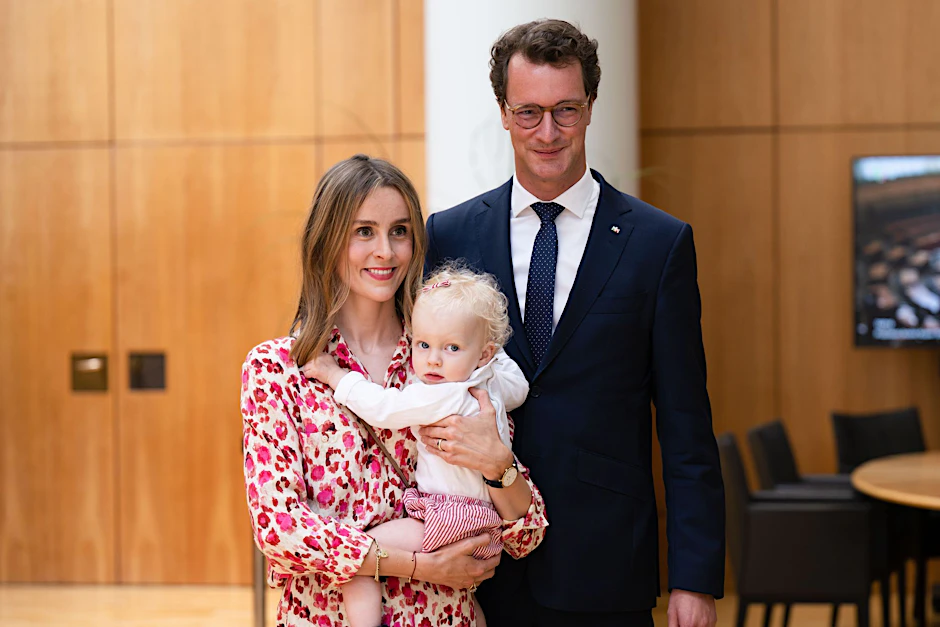 Der neue Ministerpräsident ist seit 2021 „der alte“:&nbsp;Hendrik Wüst mit Ehefrau Katharina und Tochter Philippa.