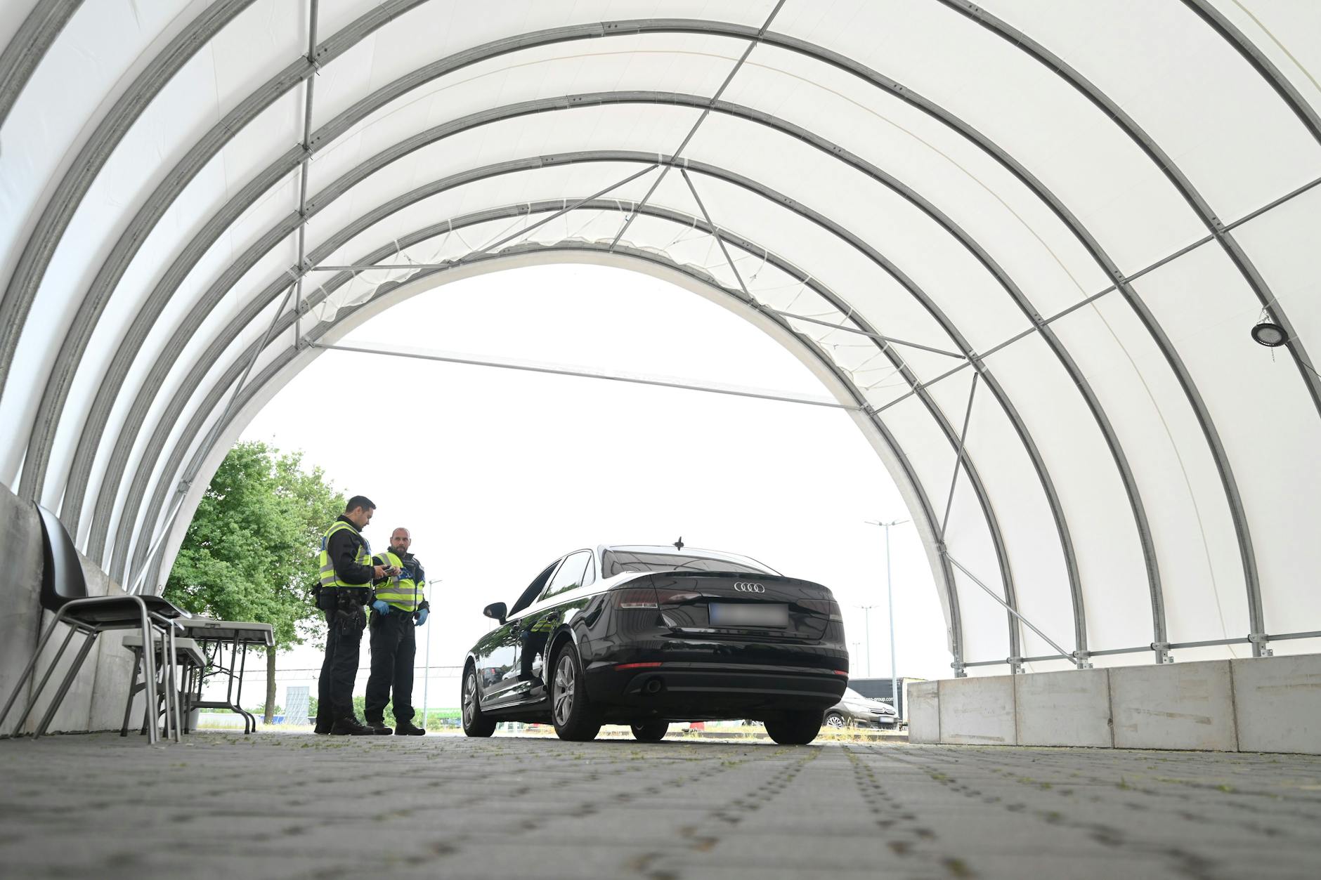 Beamte der Bundespolizei kontrollieren am Grenzübergang zu den Niederlanden den Einreiseverkehr.