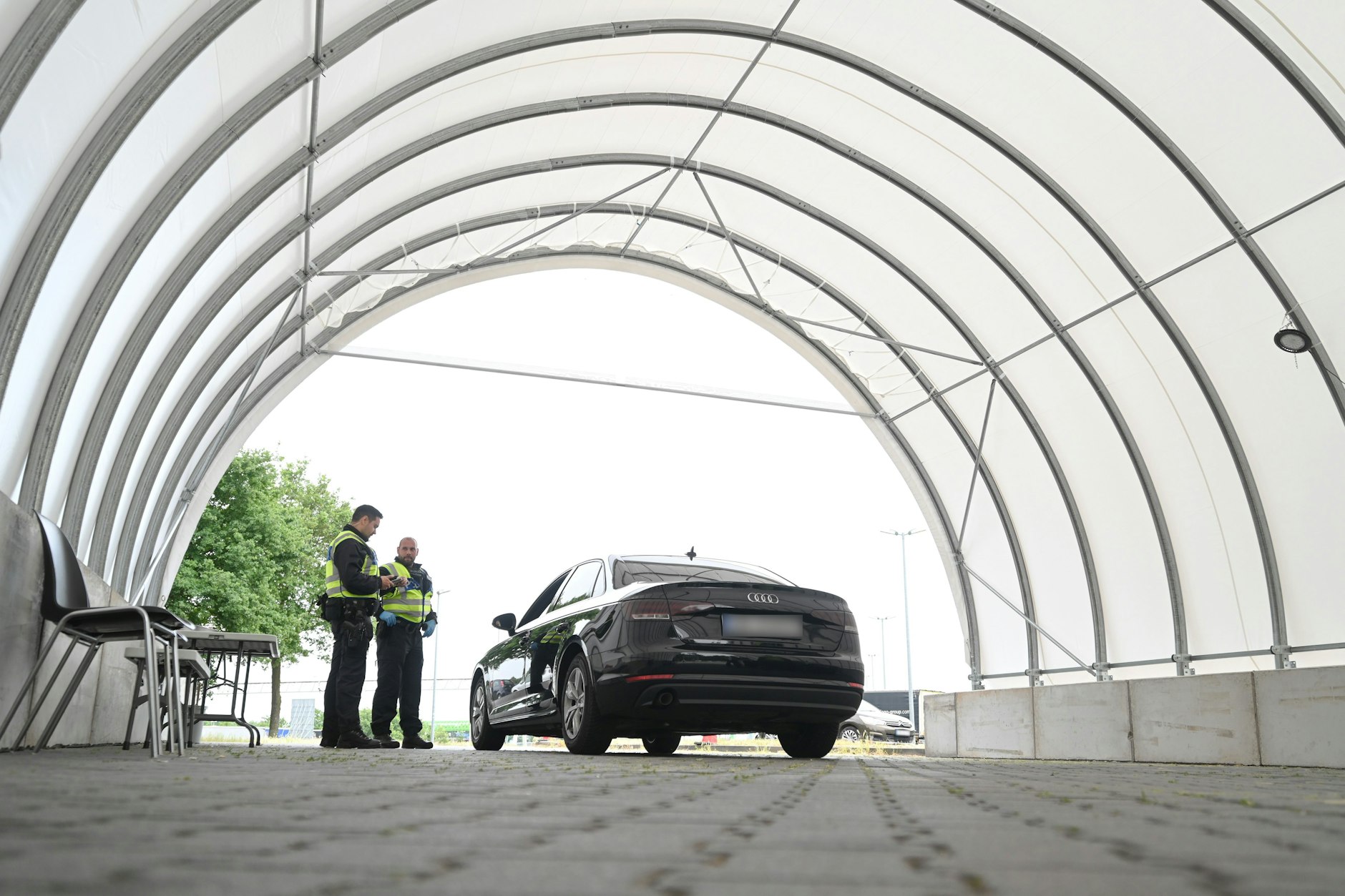 Beamte der Bundespolizei kontrollieren am Grenzübergang zu den Niederlanden den Einreiseverkehr.