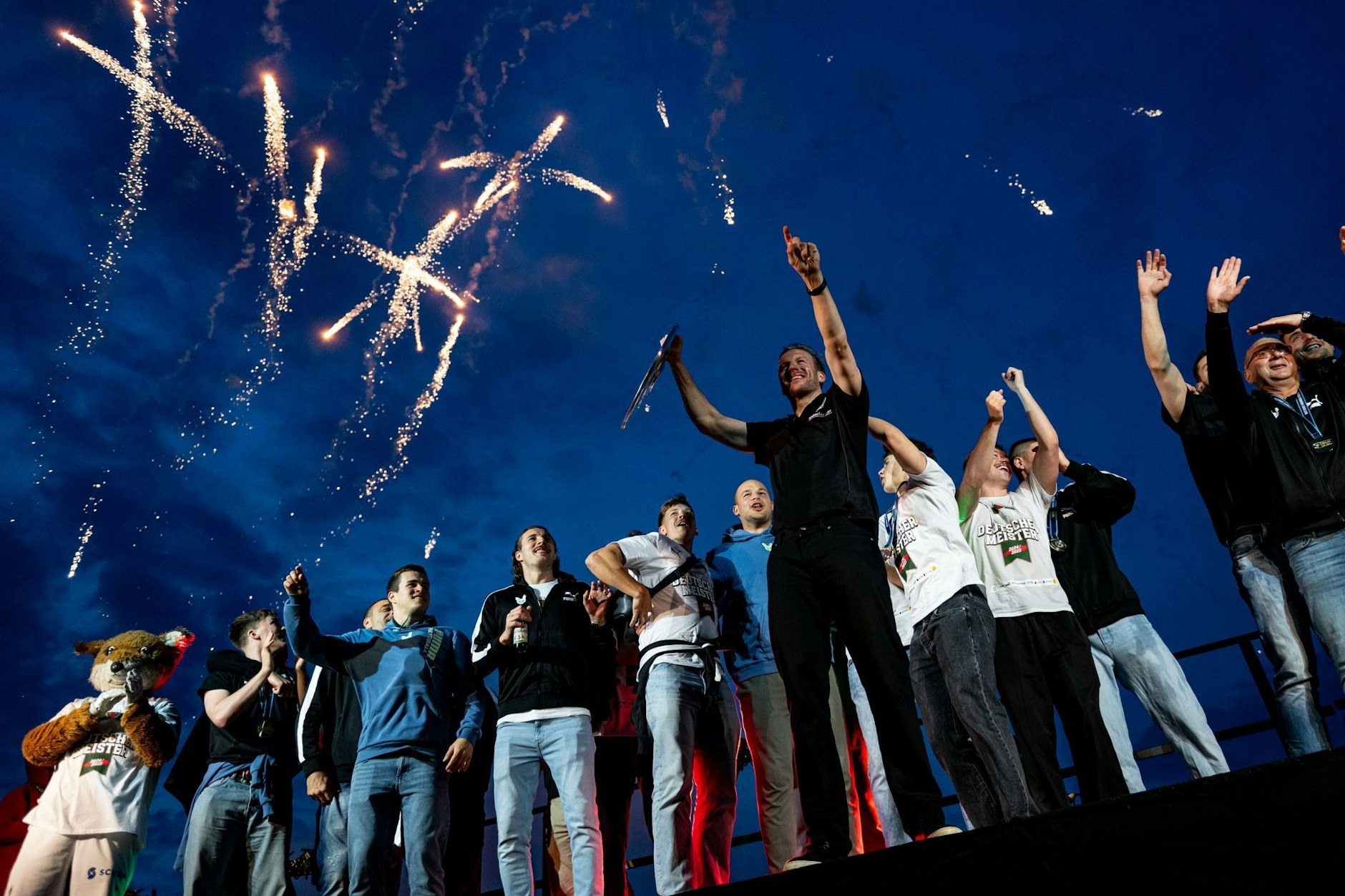 Die Handball-Füchse feiern unter einem Feuerwerk ihre Meisterschaft an einem Badeschiff an der Spree.