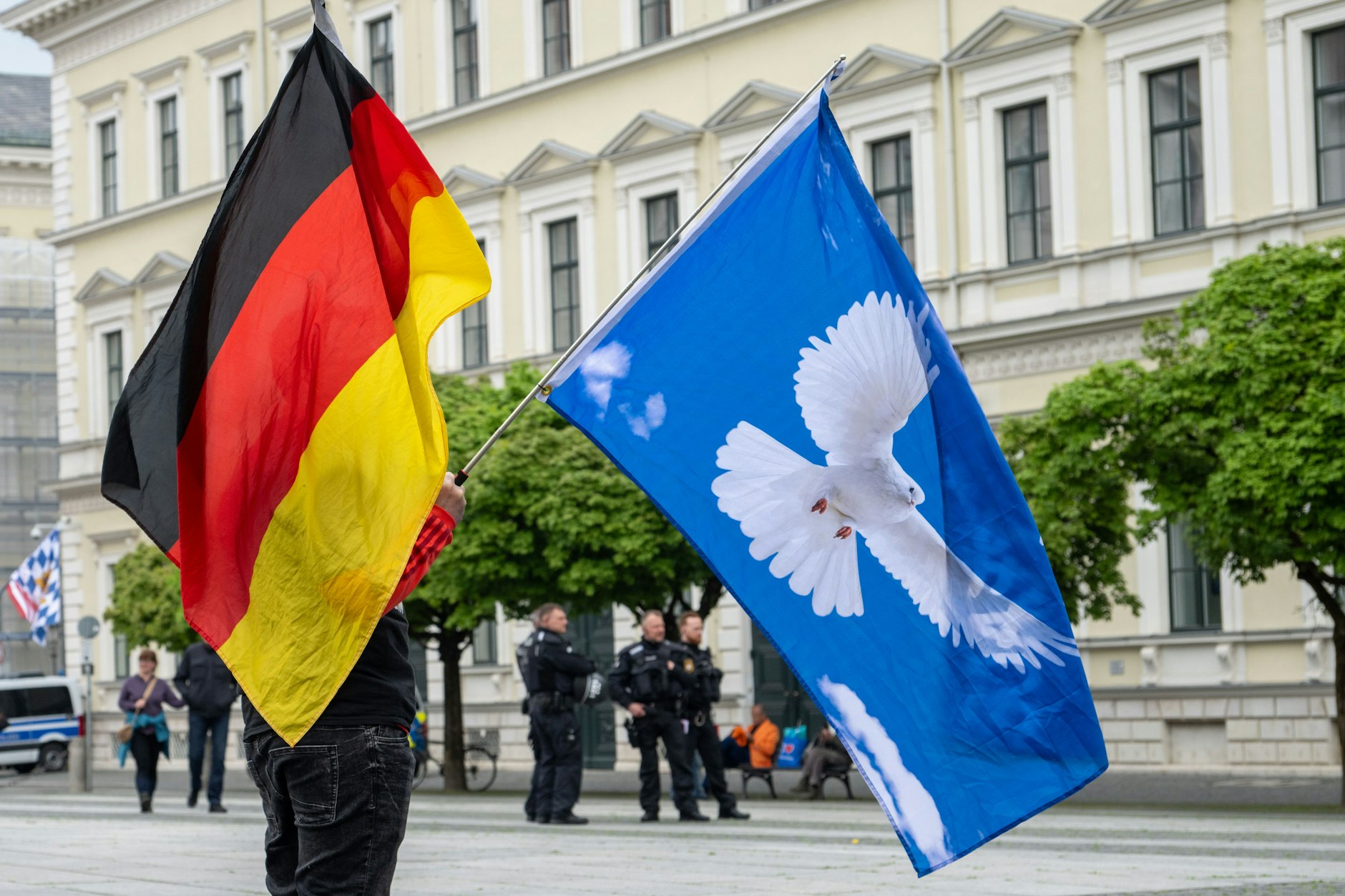 Zwei Flaggen vor einem Gebäude: Freiheit muss als die Möglichkeit des Unterschieds verstanden werden.