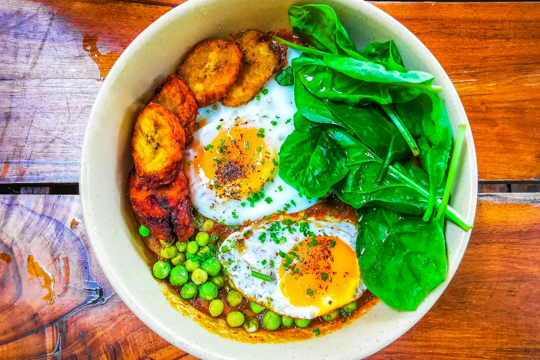 Restepfanne: Man kann statt Bananen und Erbsen auch Reis und Kartoffeln nehmen.