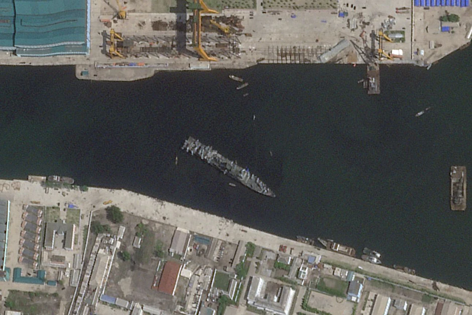 Ein Satellitenbild zeigt einen wieder flottgemachten nordkoreanischen Zerstörer, der beim Stapellauf schwer beschädigt worden war.