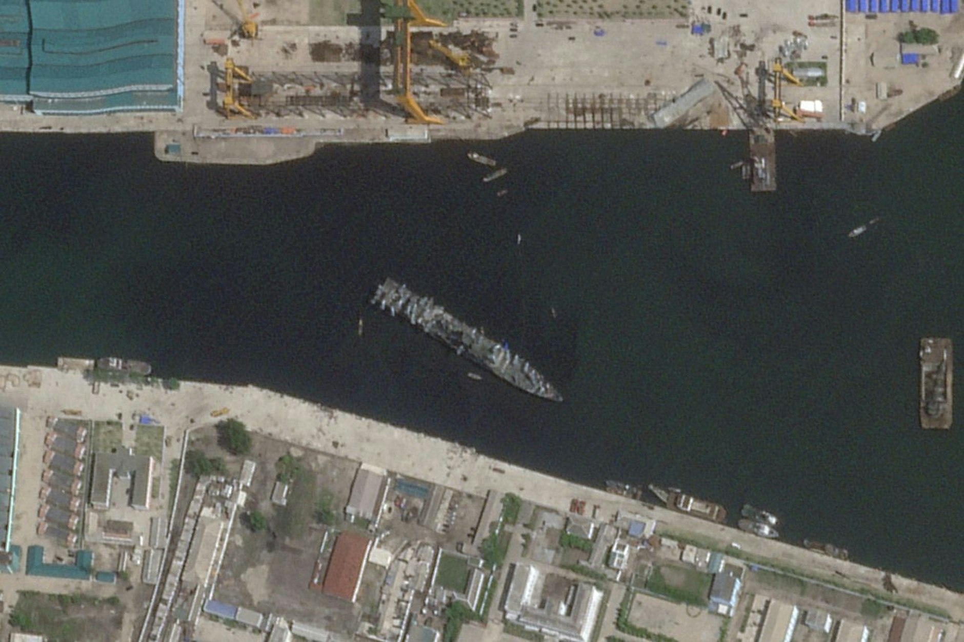 Ein Satellitenbild zeigt einen wieder flottgemachten nordkoreanischen Zerstörer, der beim Stapellauf schwer beschädigt worden war.