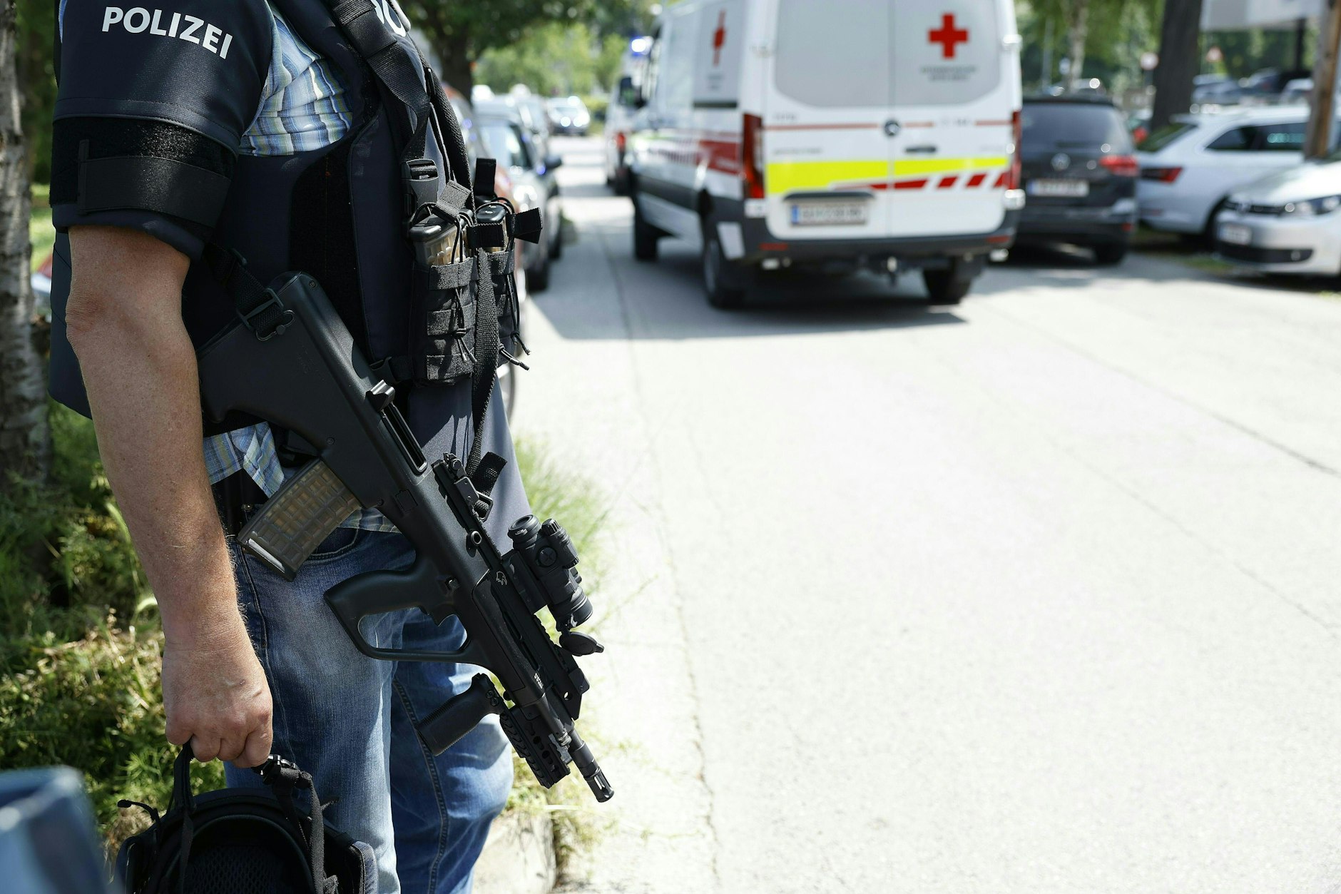 Graz: Einsatzkräfte stehen in der Nähe des Tatorts. Ein Polizei-Großeinsatz ist in einer Grazer Schule in der Dreierschützengasse angelaufen. Bei den Schüssen an einer Grazer Schule sind mehrere Menschen getötet worden.