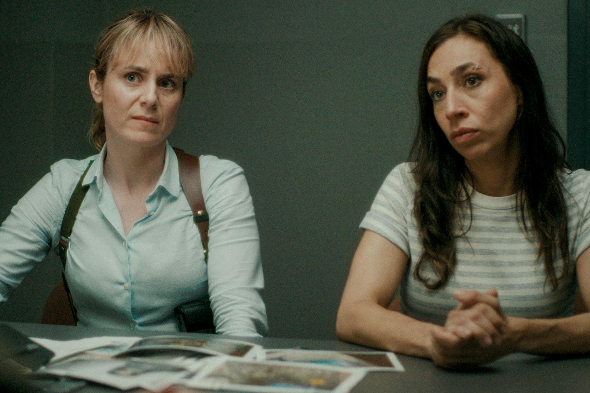 Schwieriges Verhör: Anna Pieri Zuercher als Kommissarin Isabelle Grandjean und Carol Schuler als Kommissarin Tessa