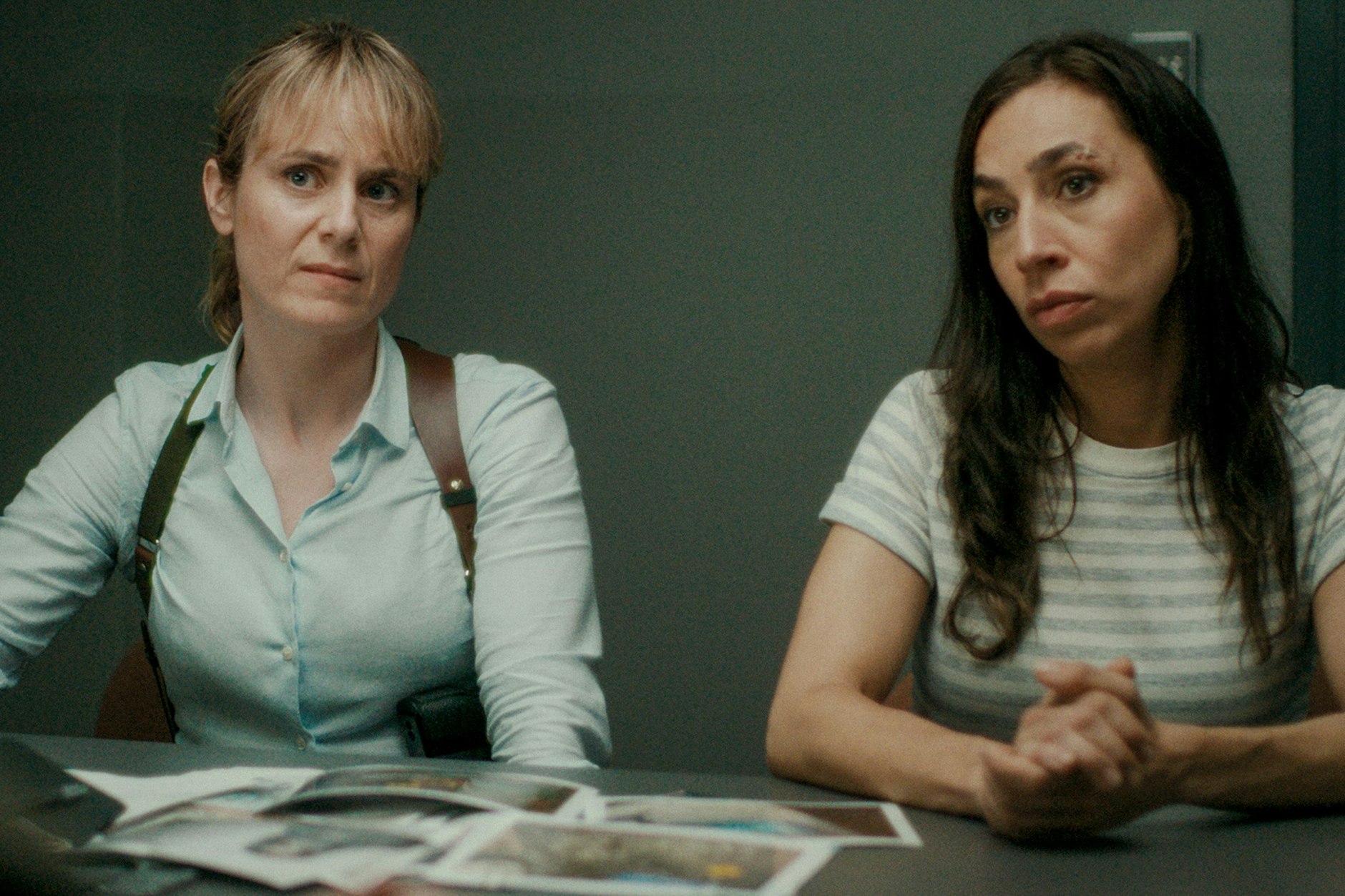 Schwieriges Verhör: Anna Pieri Zuercher als Kommissarin Isabelle Grandjean und Carol Schuler als Kommissarin Tessa