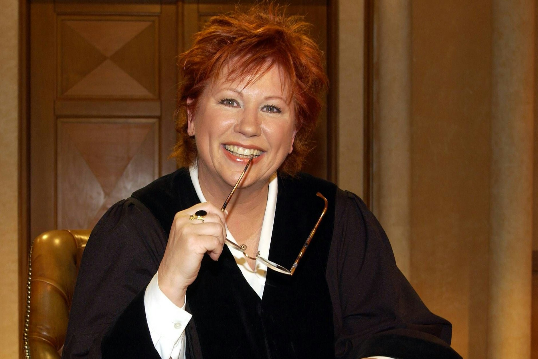 Barbara Salesch verhandelte von 1999 bis 2012 im Fernsehen, 2022 feierte sie ihr Comeback. Sie verhandelte jede Menge skurrile Fälle, sogar einen Mord mit einem Vibrator!