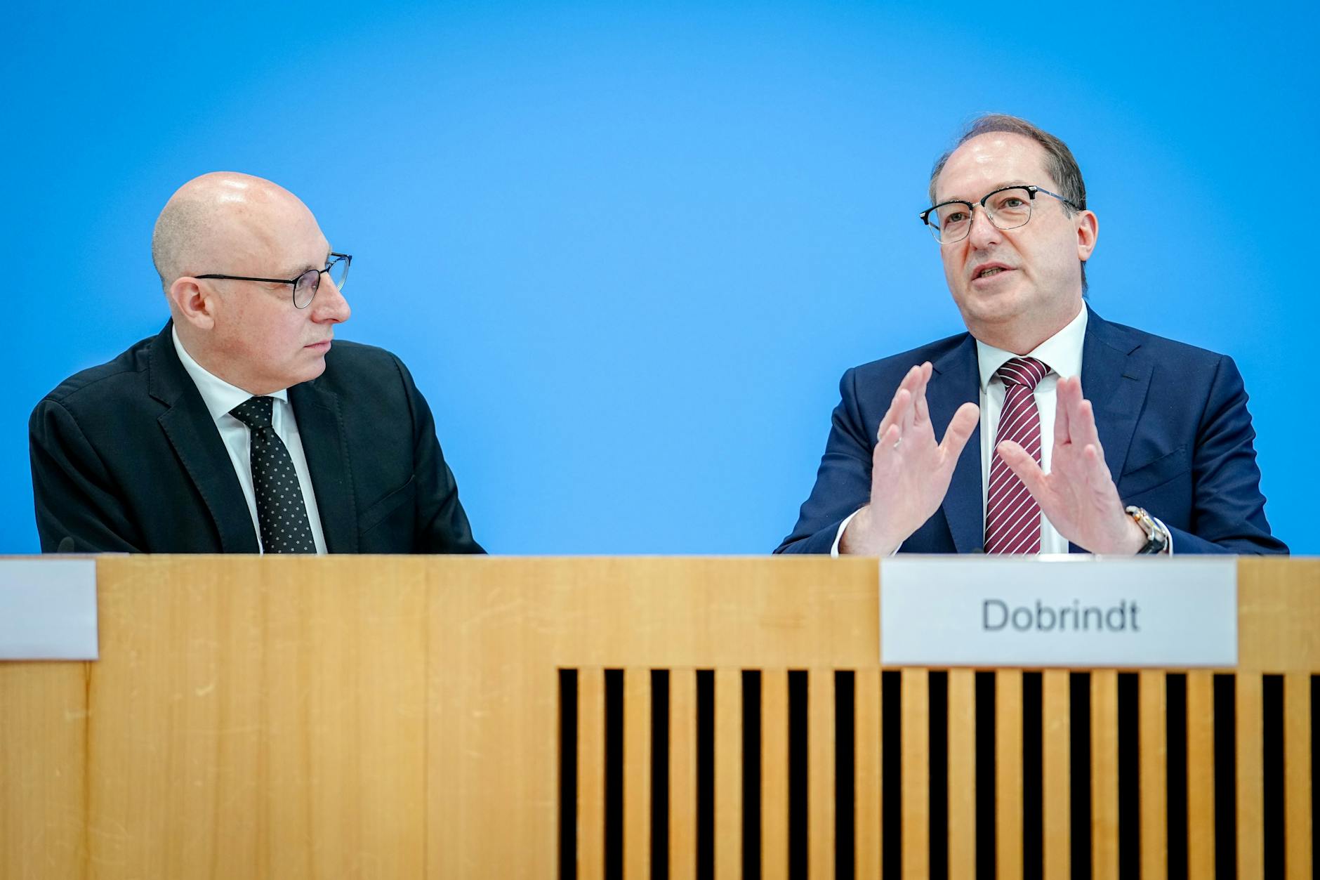 Alexander Dobrindt (r., CSU), Bundesinnenminister, und Sinan Selen, Vizepräsident des Bundesamtes für Verfassungsschutz, stellen den Verfassungsschutzbericht 2024 vor.