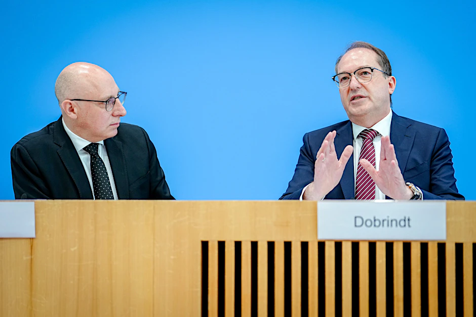Alexander Dobrindt (r., CSU), Bundesinnenminister, und Sinan Selen, Vizepräsident des Bundesamtes für Verfassungsschutz, stellen den Verfassungsschutzbericht 2024 vor.