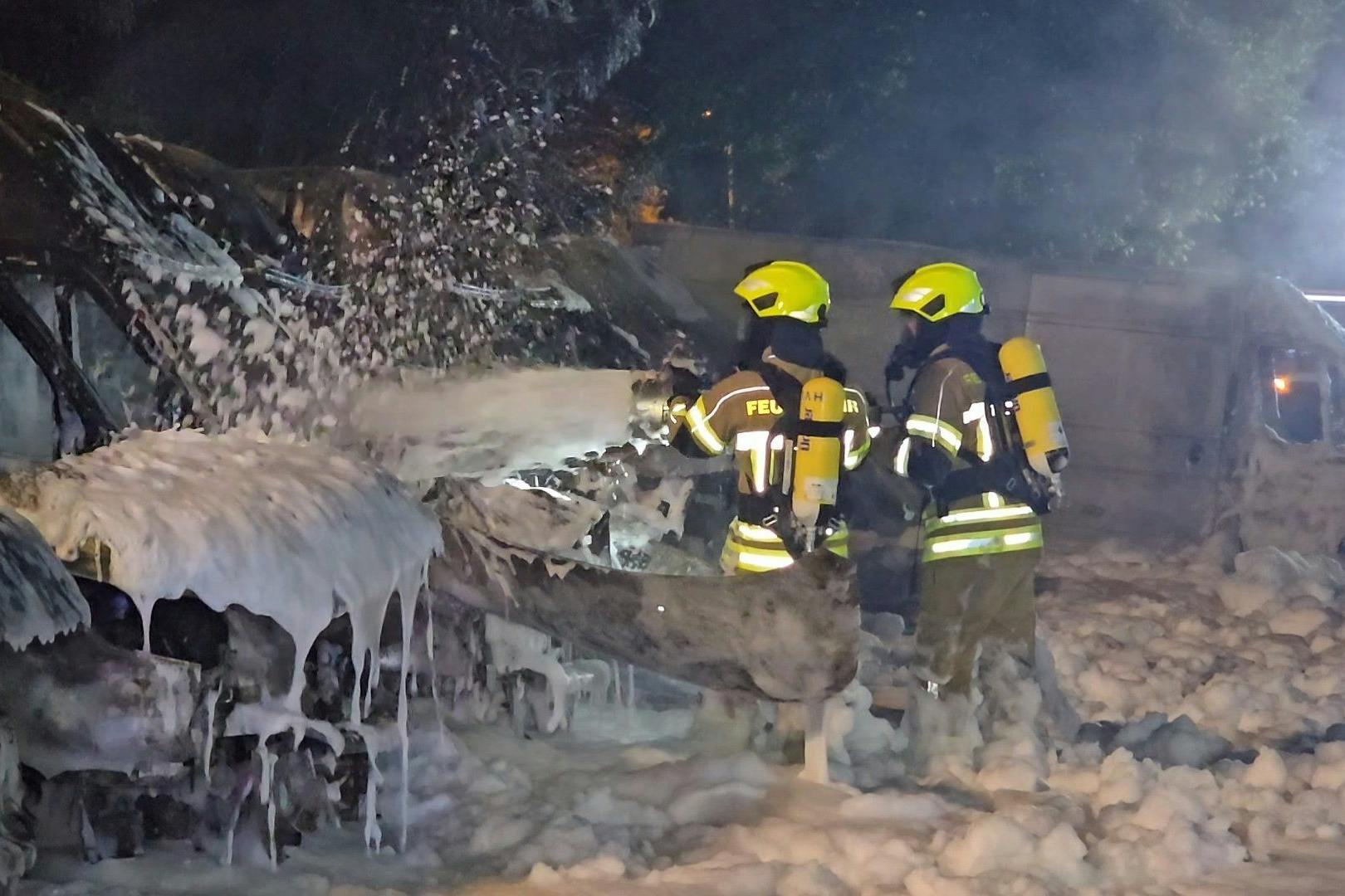 14 Transporter sind bei einem Feuer auf einem Fuhrpark vollständig ausgebrannt.