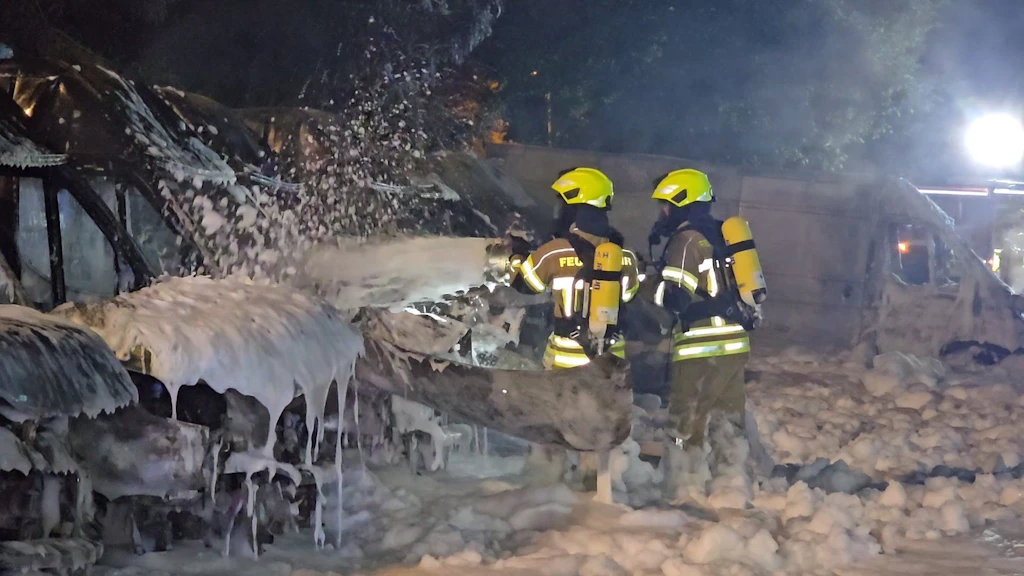 Mehr als 20 Transporter in Brandenburg in Flammen: Fast eine Million Euro Schaden