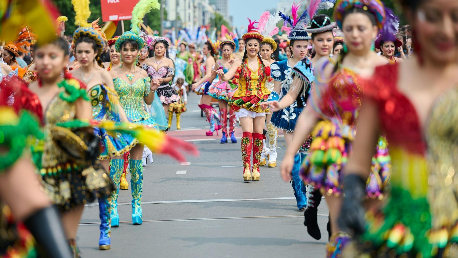 Zieht der Karneval der Kulturen im nächsten Jahr wieder über die Karl-Marx-Allee? Die grüne Bezirksbürgermeisterin möchte es.