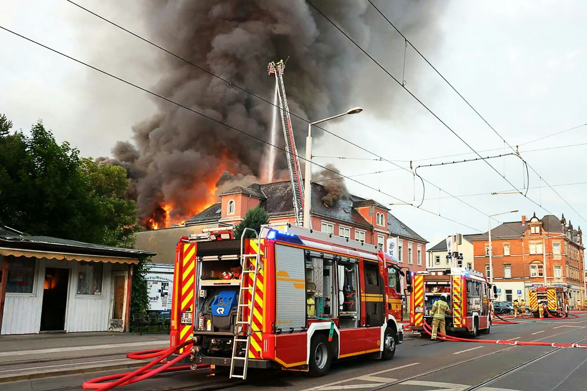 Die alte Staatsoperette in Dresden war am Freitagabend in Brand geraten.