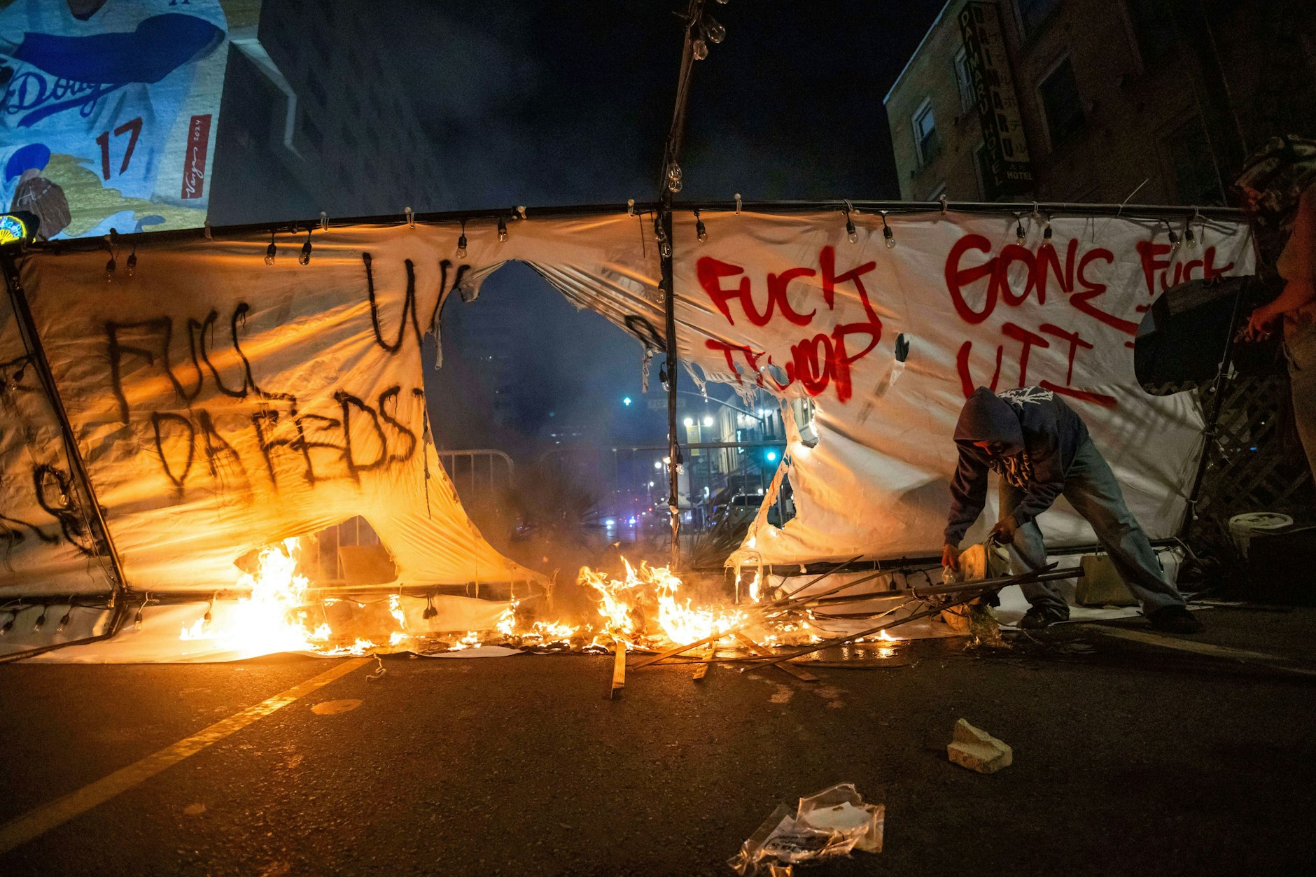 Los Angeles: Ein Demonstrant legt Feuer während der Proteste gegen die Razzien der Trump-Administration gegen Einwanderer in Los Angeles. 
