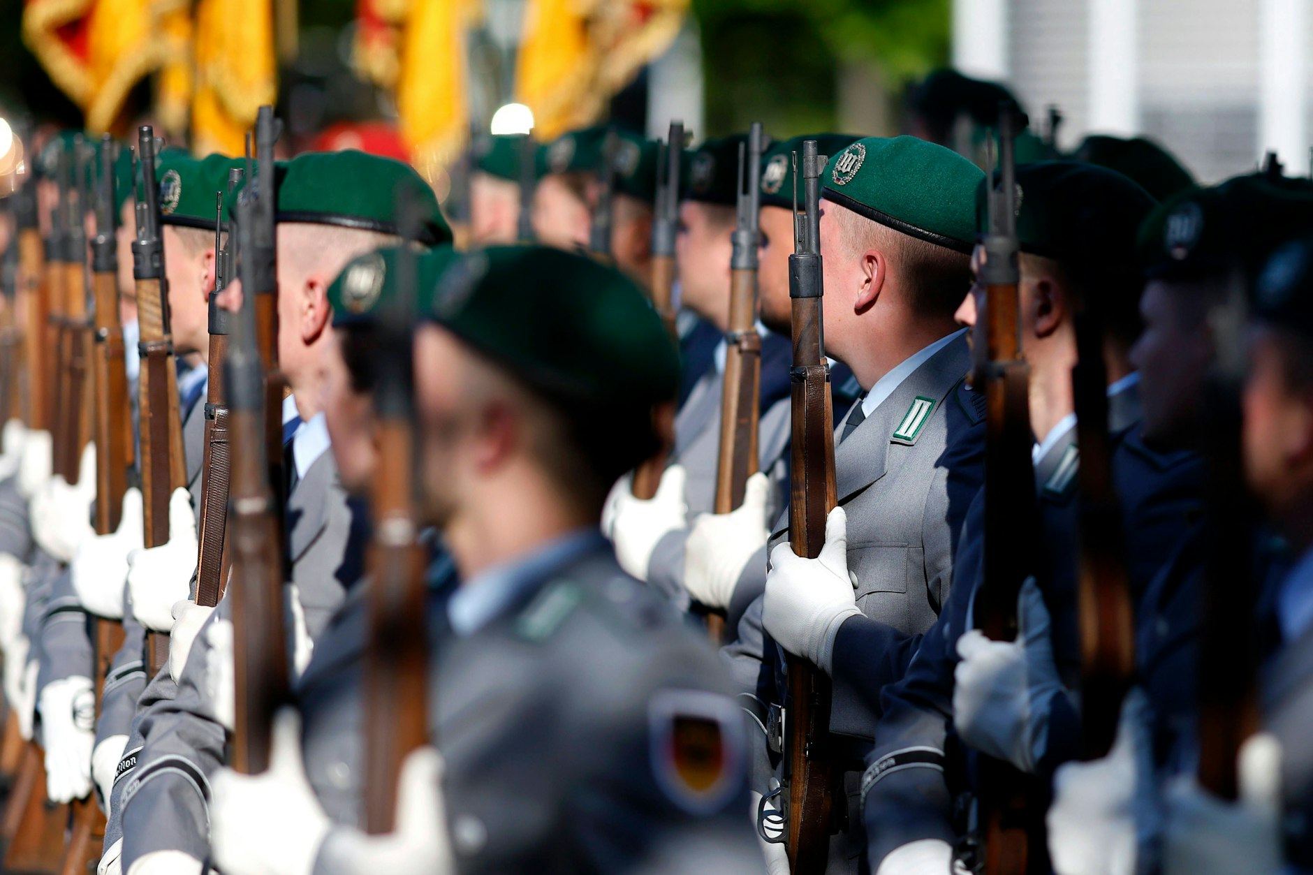 Merz schließt „zusätzliche Schritte“ bei dem Wehrdienst nicht aus.