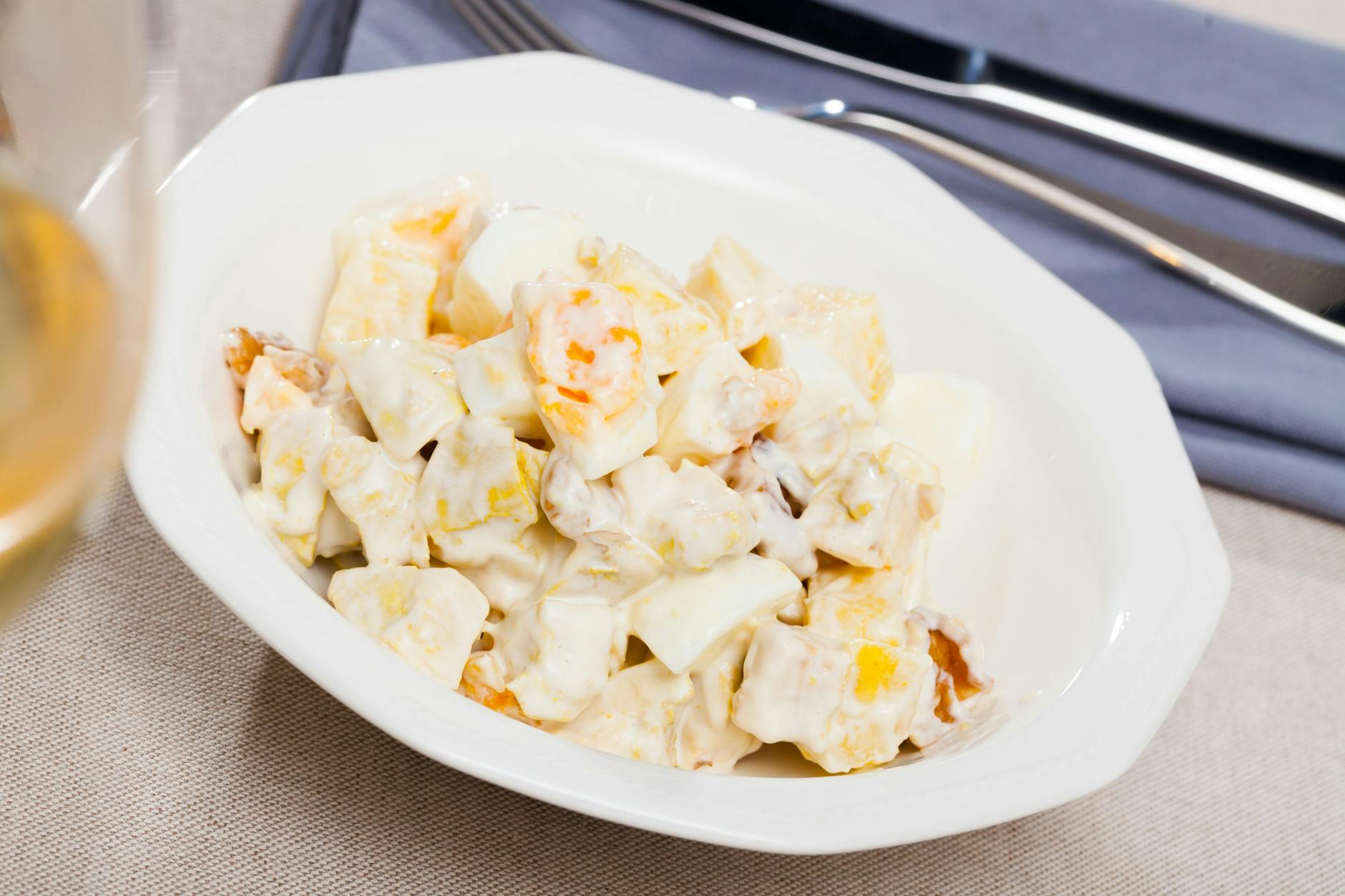 Cremiger Hühnersalat à la DDR-Fernsehkoch Kurt Drummer. Sie können ihn mit gekochten Eiern ergänzen.