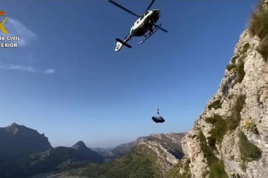 Auf diesem Standbild aus einer Videoaufnahme der spanischen Guardia Civil ist der Einsatz zur Bergung der Leiche einer jungen Deutschen zu sehen.