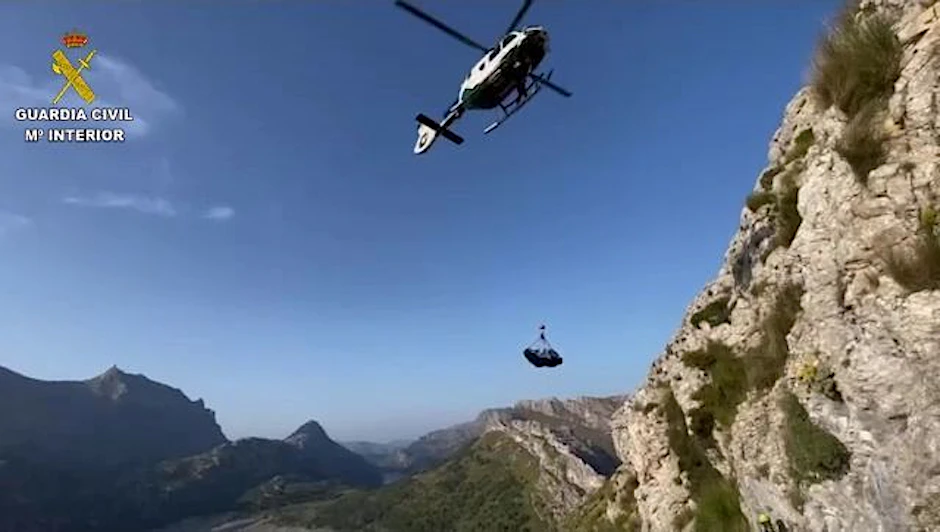 Auf diesem Standbild aus einer Videoaufnahme der spanischen&nbsp;Guardia Civil ist der Einsatz zur Bergung der Leiche einer jungen Deutschen zu sehen.