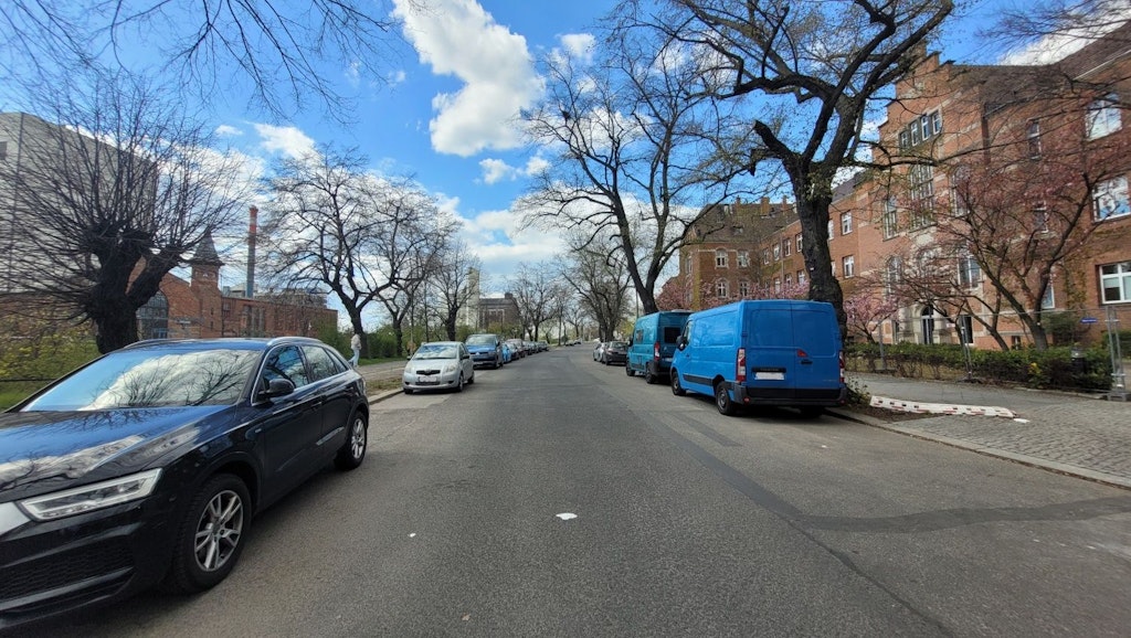 The Mitte district is establishing a new cycle path on the north bank of ...